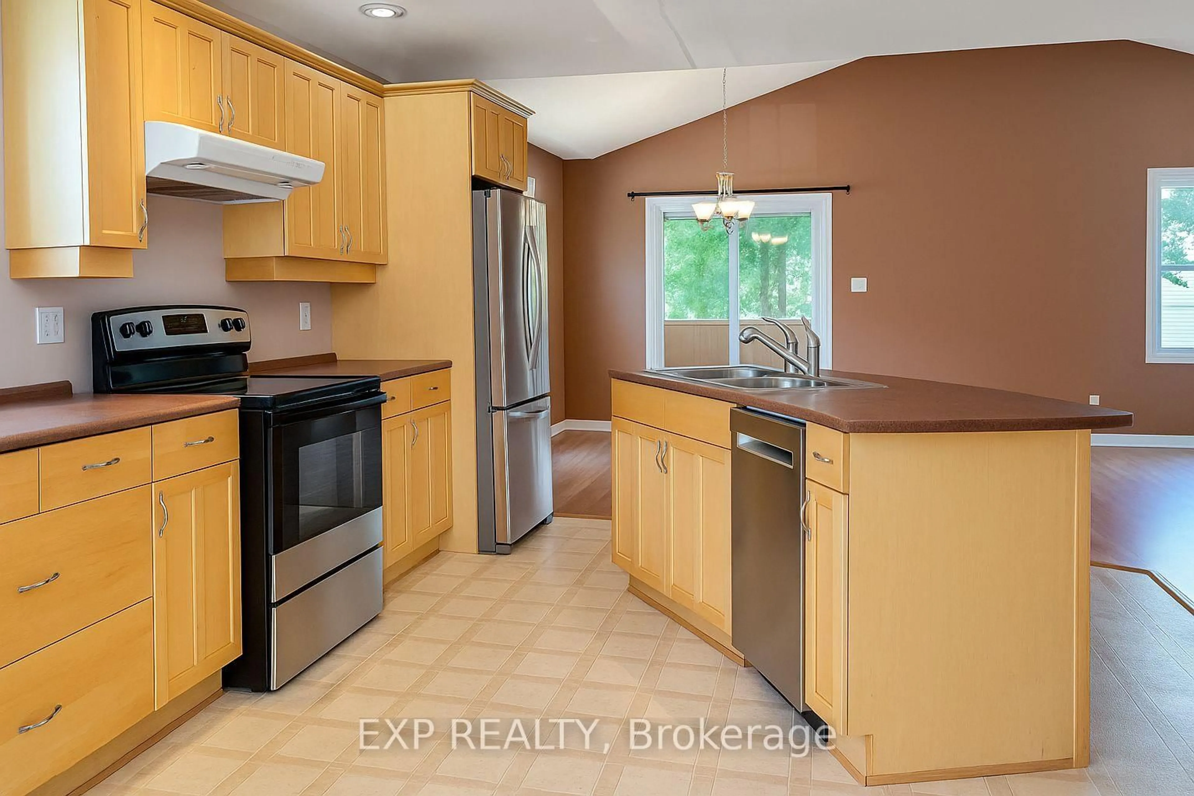 Standard kitchen, unknown for 1023 Vista Barrett Private, Greely Ontario K4P 1C8