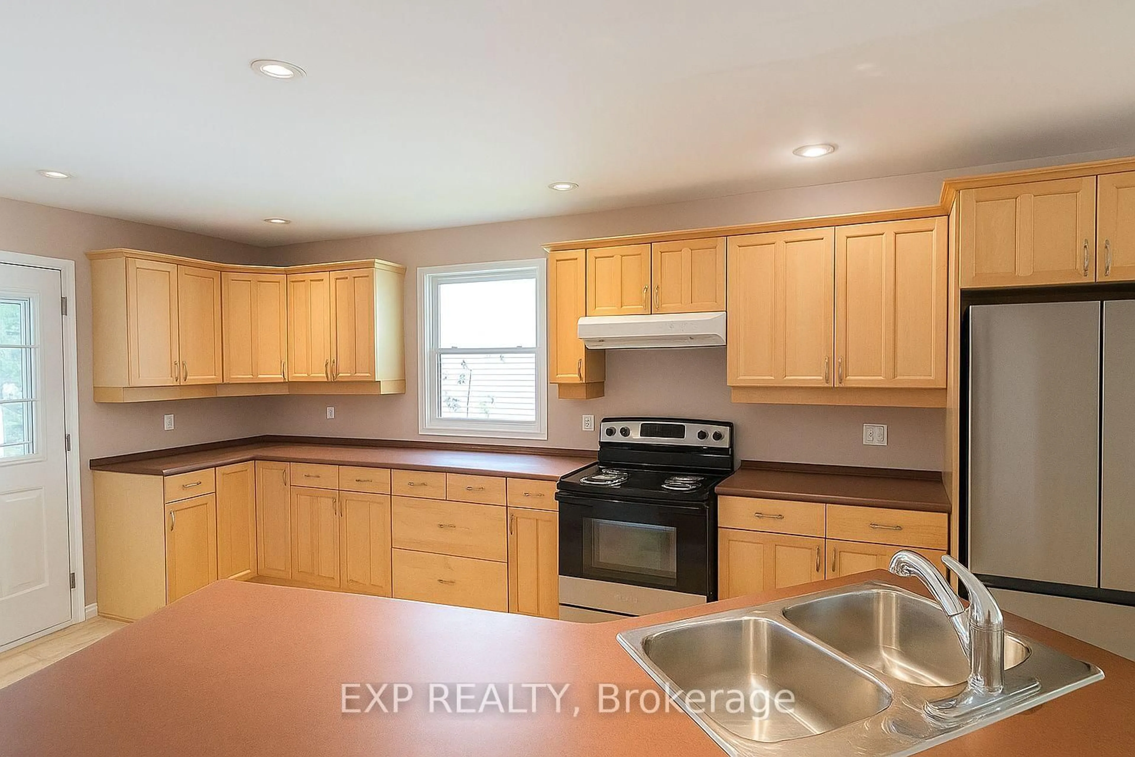 Standard kitchen, unknown for 1023 Vista Barrett Private, Greely Ontario K4P 1C8