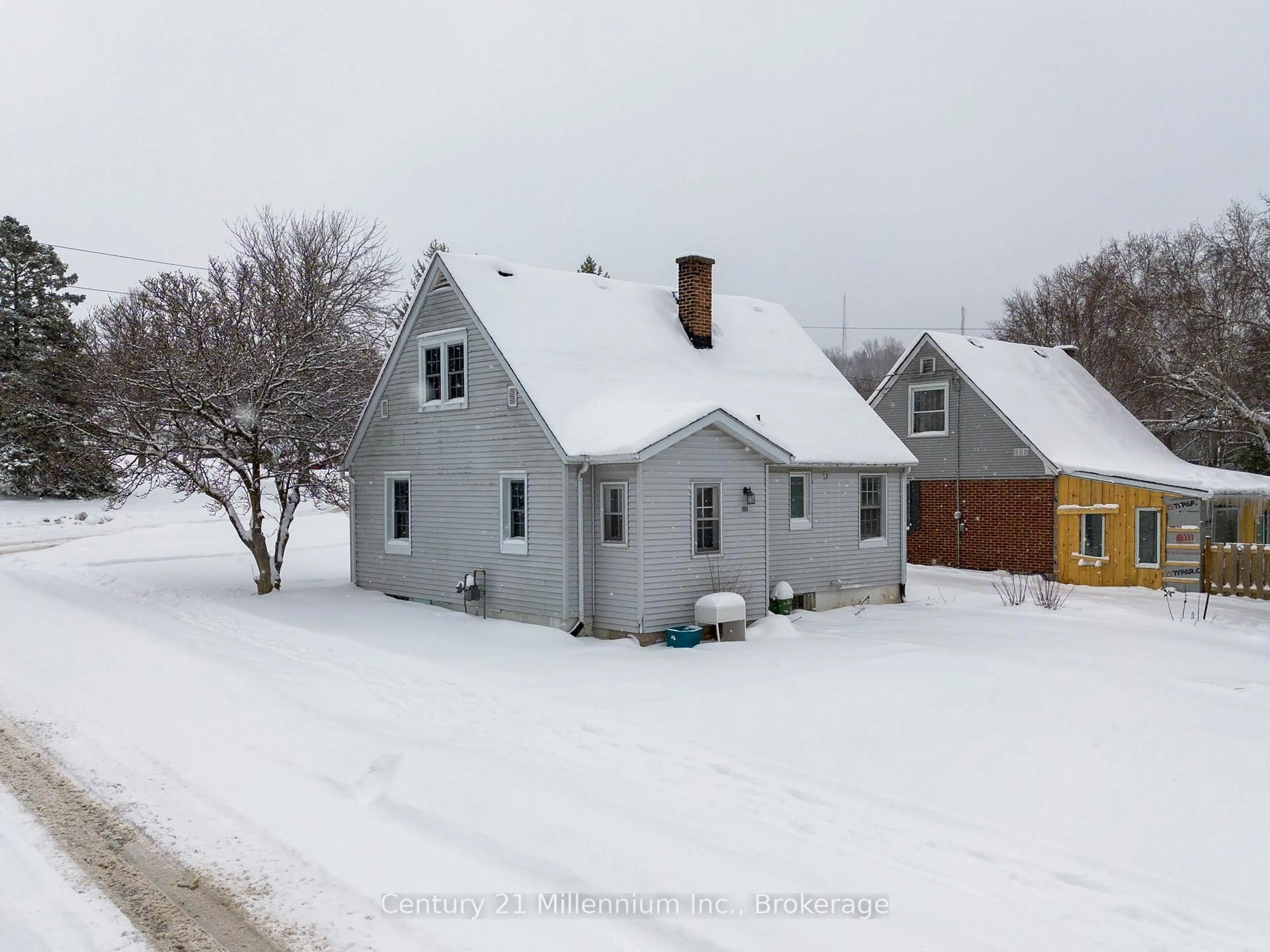 A pic from outside/outdoor area/front of a property/back of a property/a pic from drone, street for 701 5th St, Owen Sound Ontario N4K 1E4