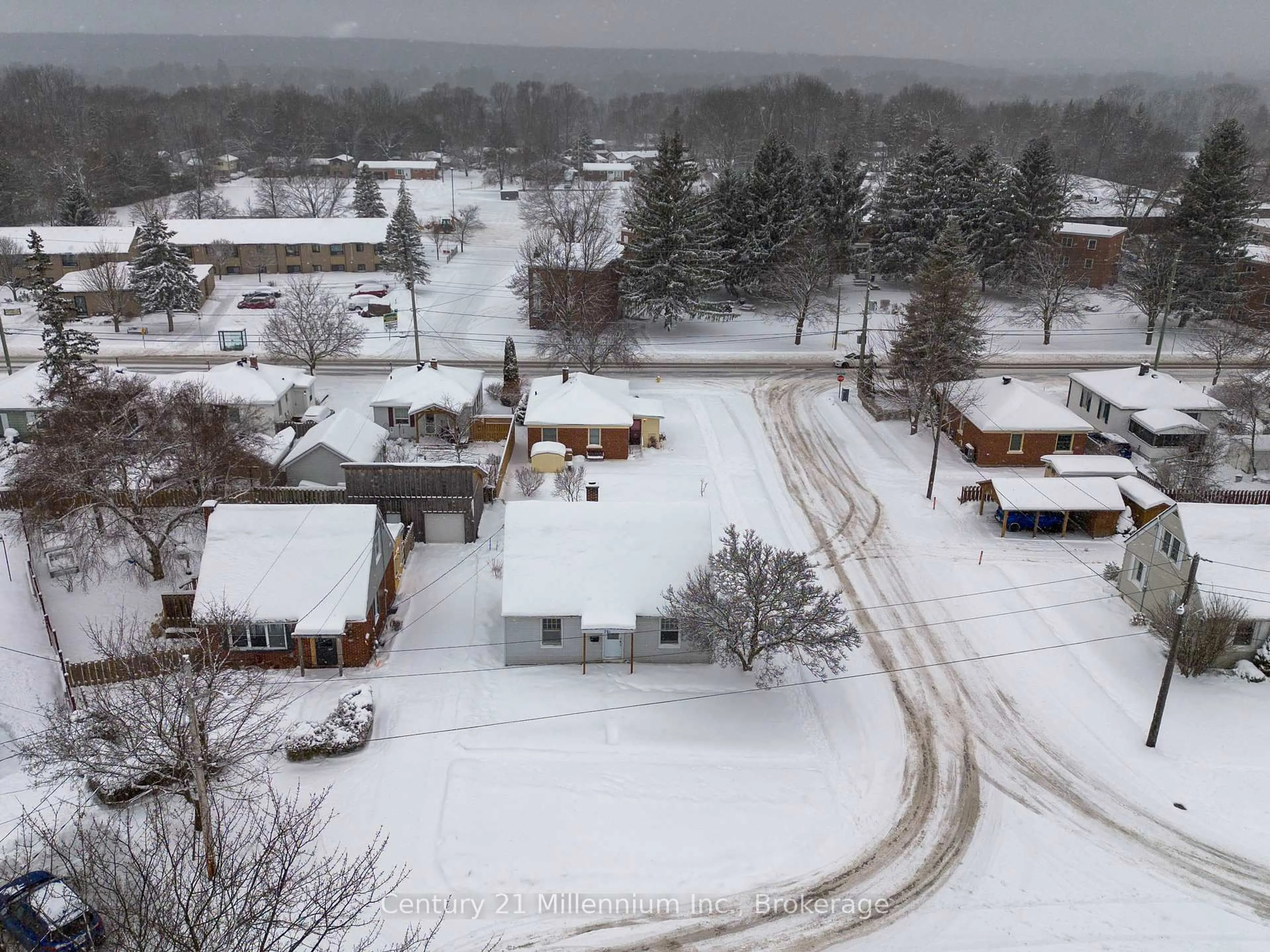 A pic from outside/outdoor area/front of a property/back of a property/a pic from drone, street for 701 5th St, Owen Sound Ontario N4K 1E4