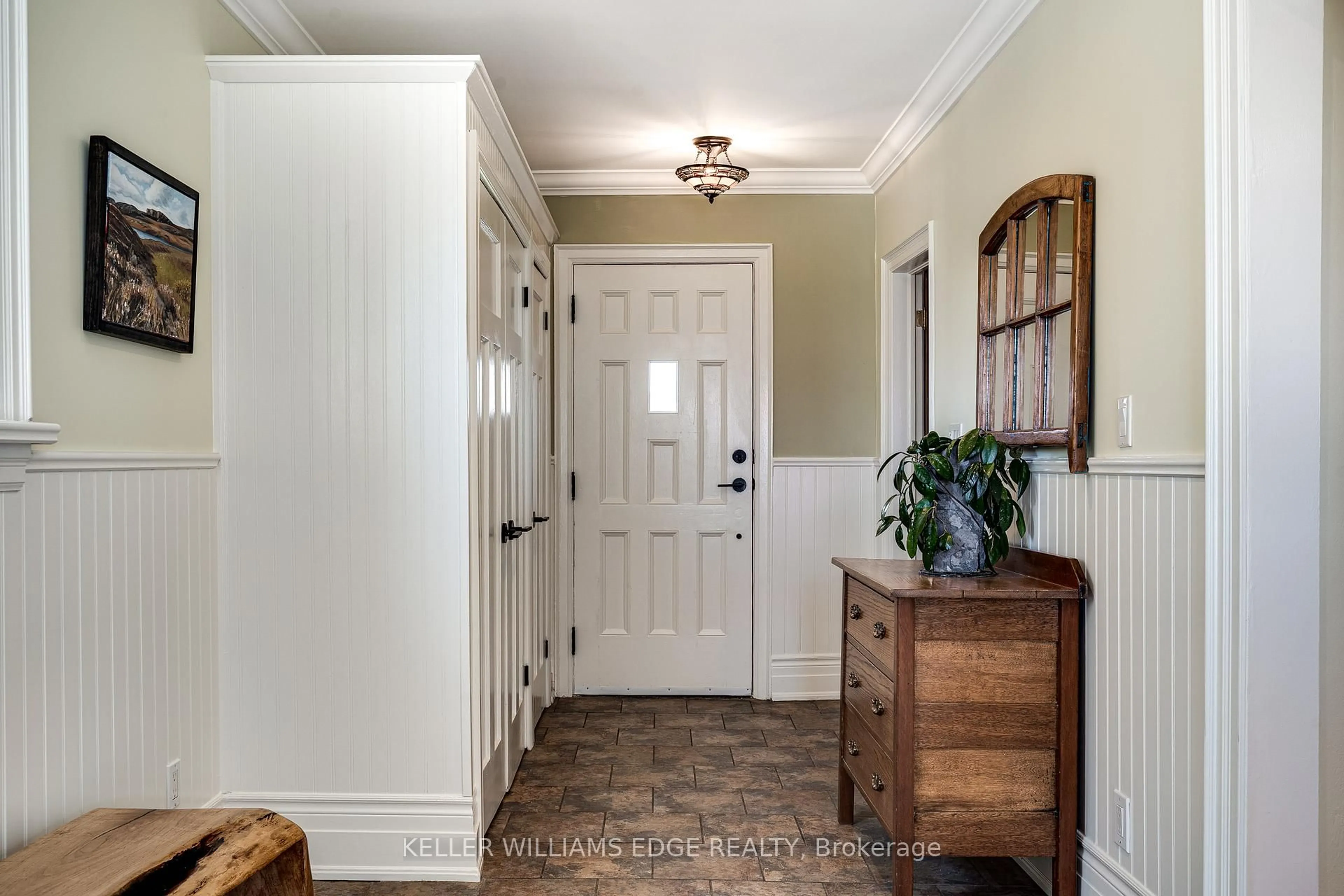 Indoor entryway for 849 Beach Blvd, Hamilton Ontario L8H 6Z5