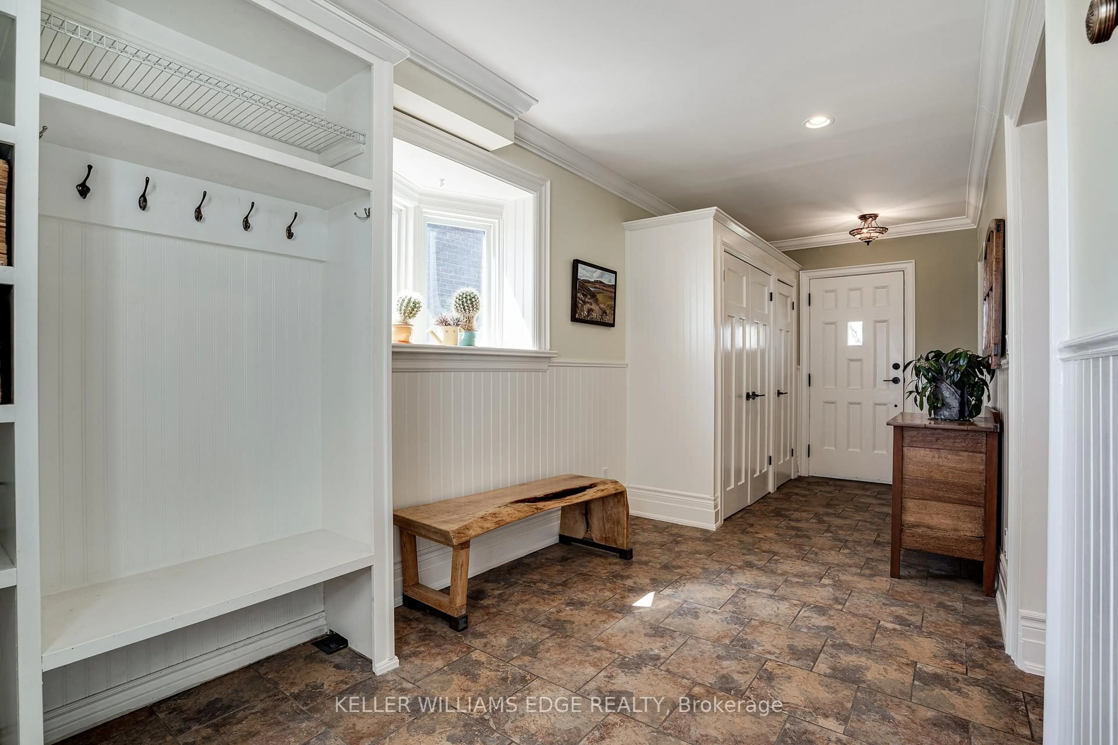 Indoor entryway for 849 Beach Blvd, Hamilton Ontario L8H 6Z5