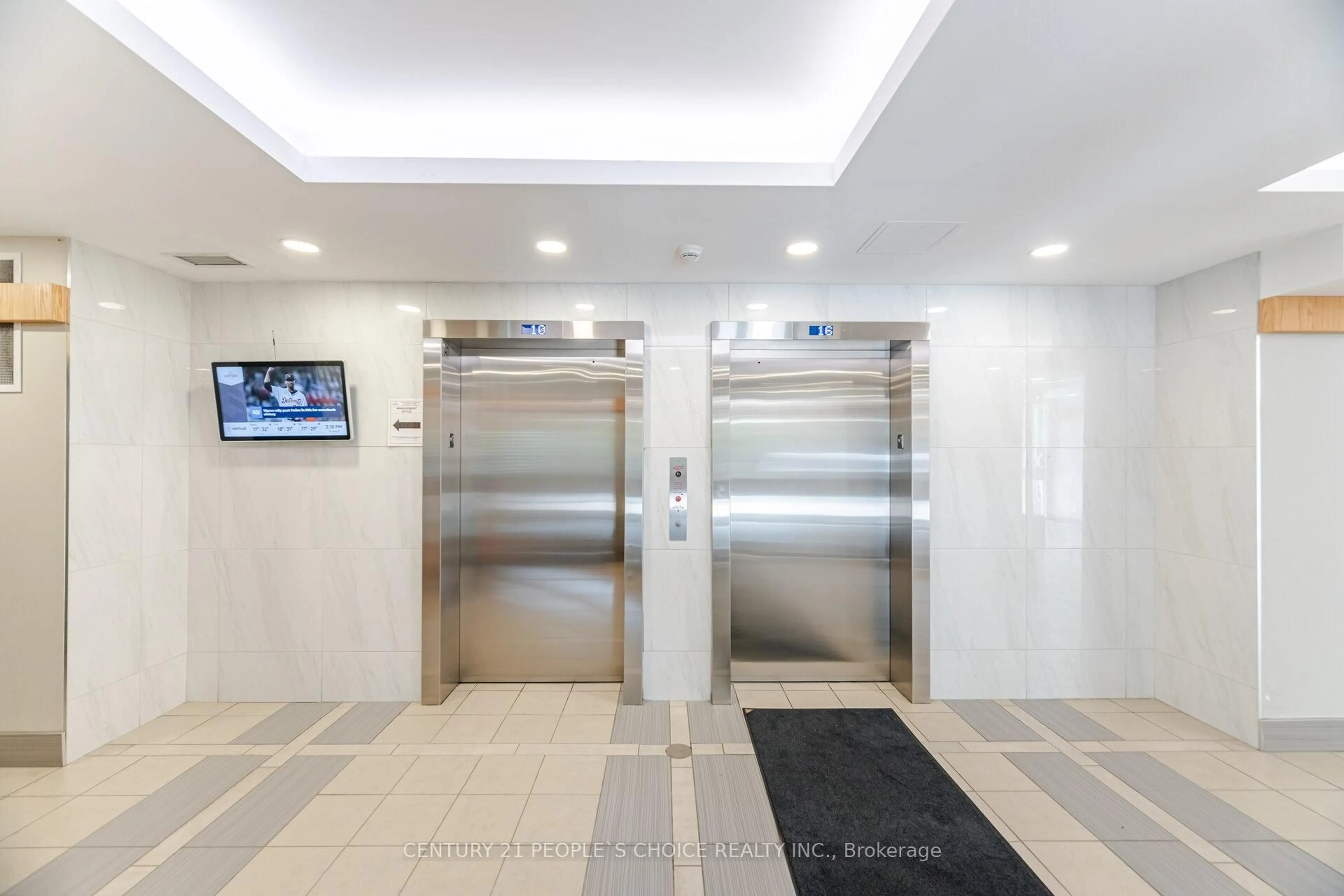 Indoor foyer for 258 A Sunview St #1316, Waterloo Ontario N2L 3V9