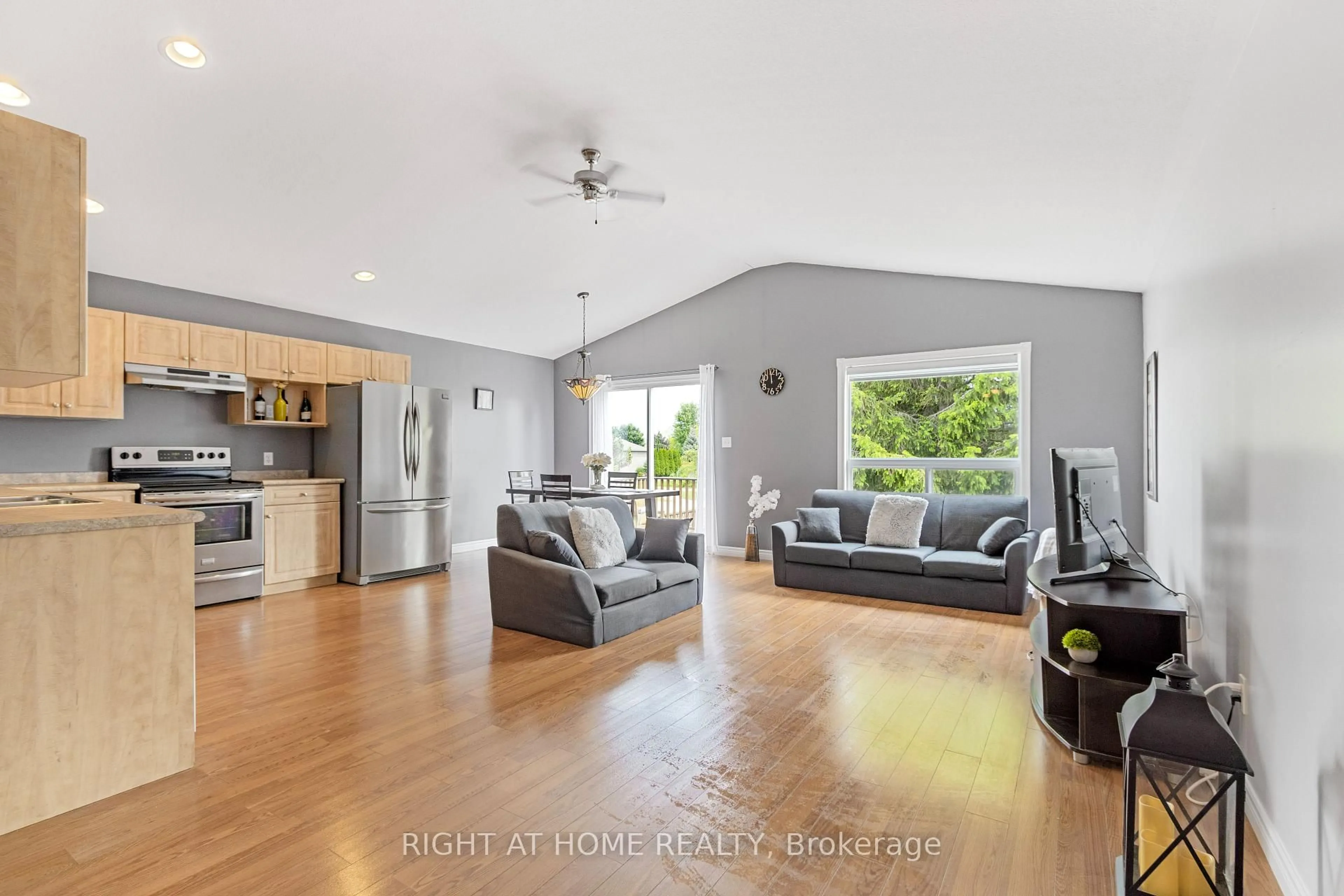 Open concept kitchen, wood/laminate floor for 9 Discovery Crt, Chatham-Kent Ontario N7L 0A3