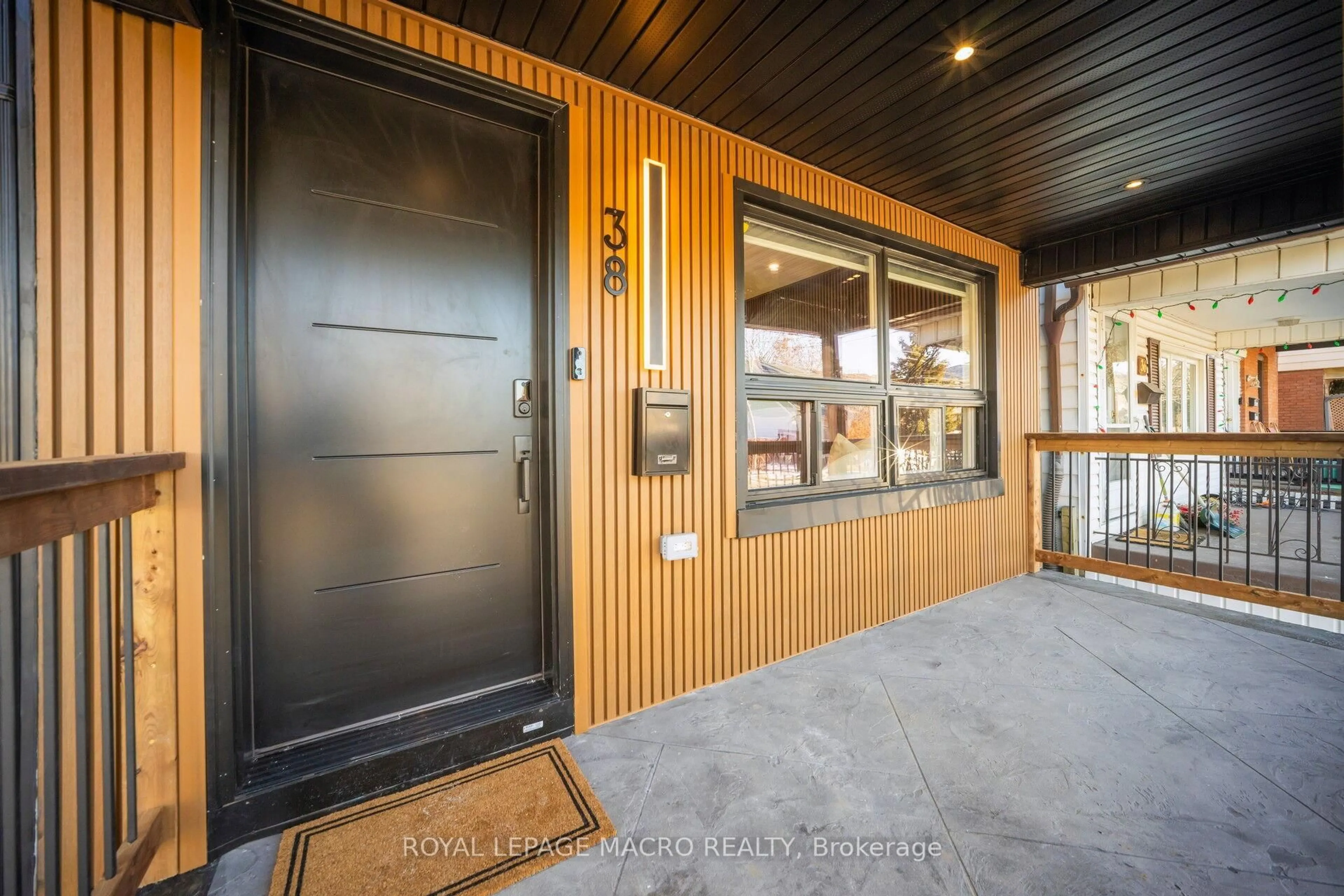 Indoor entryway for 38 Glendale Ave, Hamilton Ontario L8L 7J3