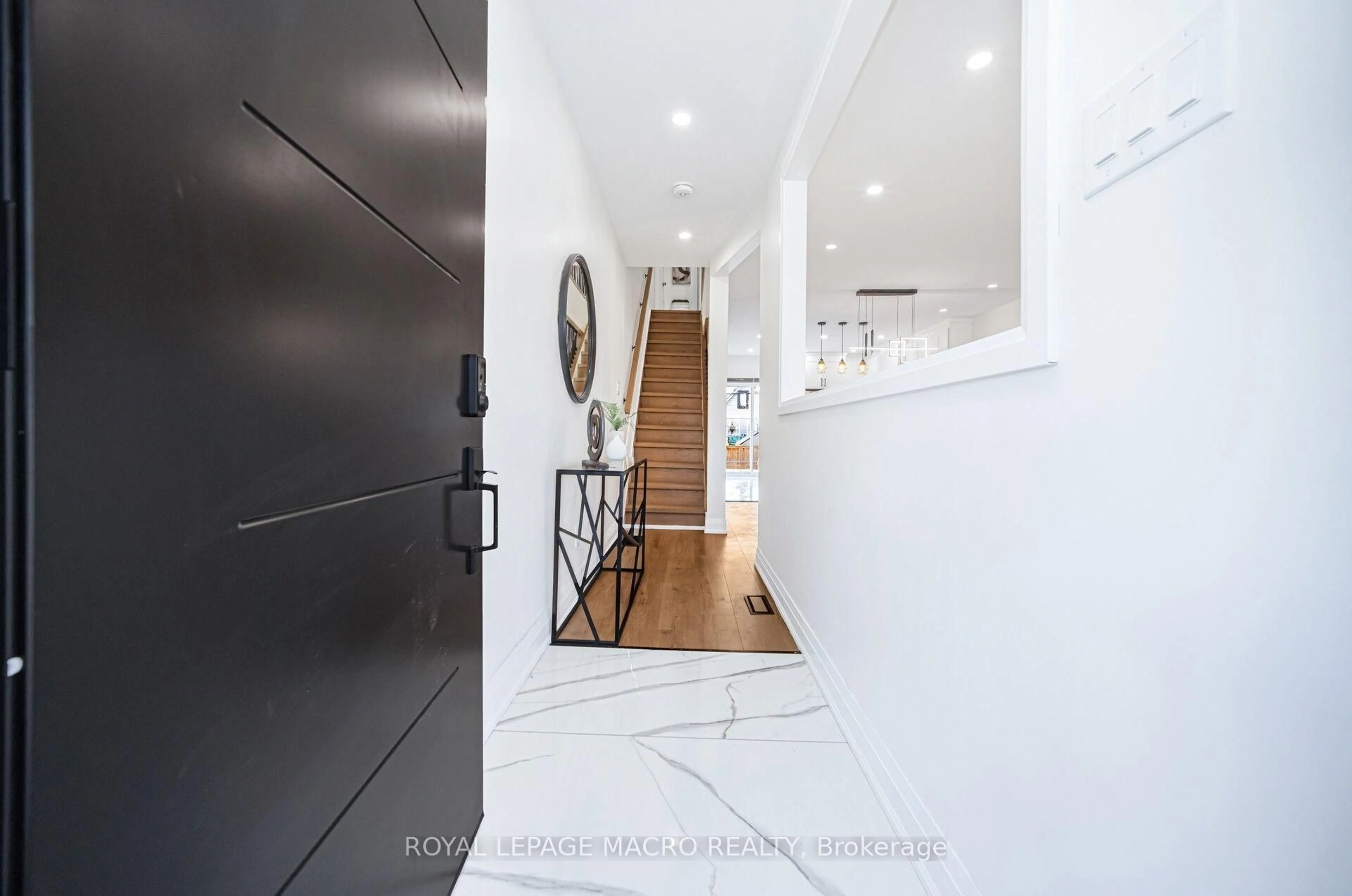 Indoor entryway for 38 Glendale Ave, Hamilton Ontario L8L 7J3