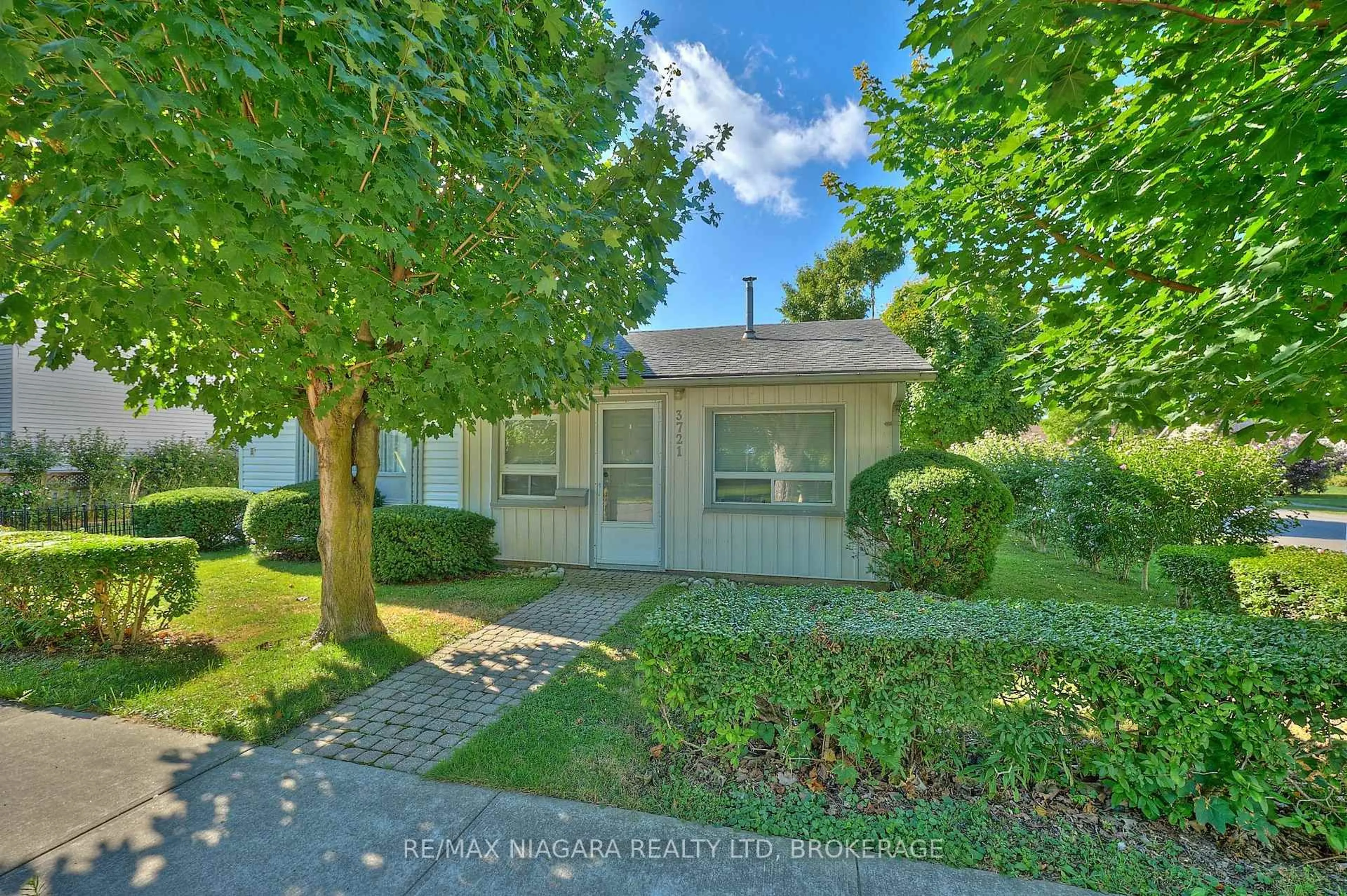 A pic from outside/outdoor area/front of a property/back of a property/a pic from drone, street for 3721 Hibbard St, Fort Erie Ontario L0S 1N0