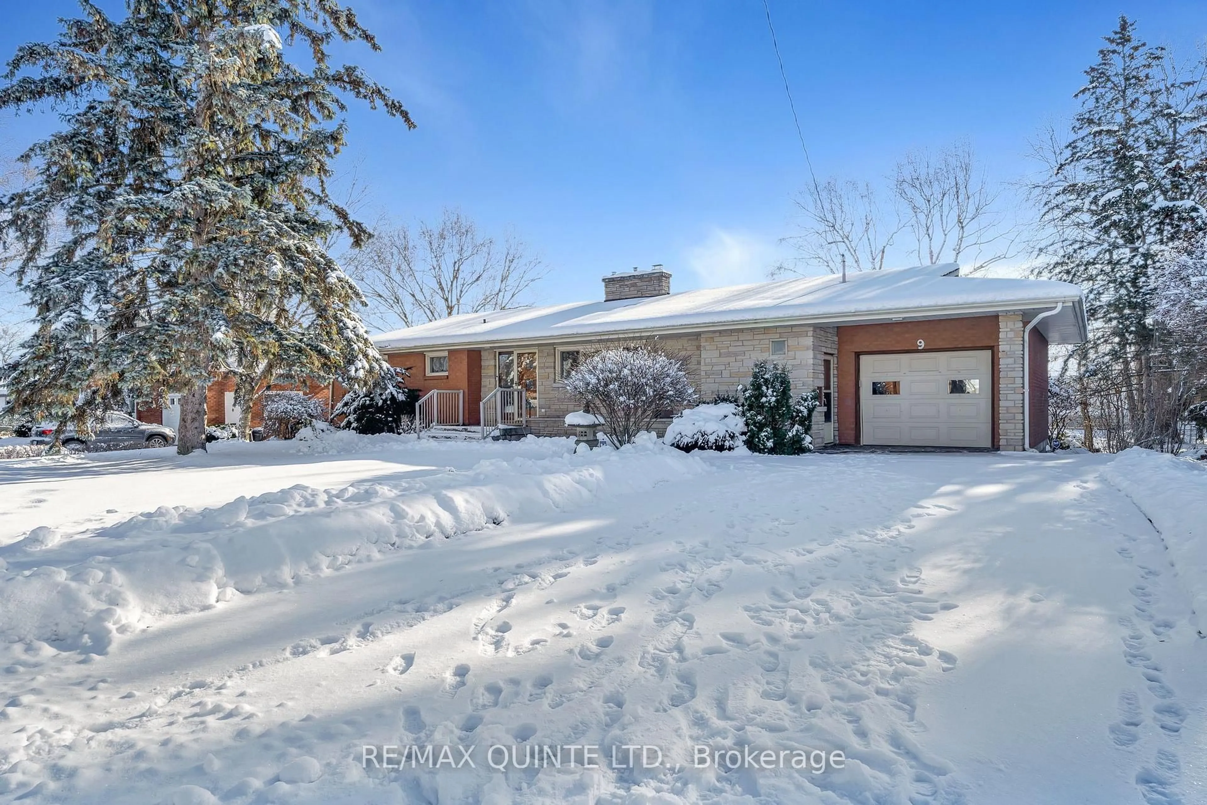 A pic from outside/outdoor area/front of a property/back of a property/a pic from drone, street for 9 Sunset Dr, Belleville Ontario K8N 1Y4