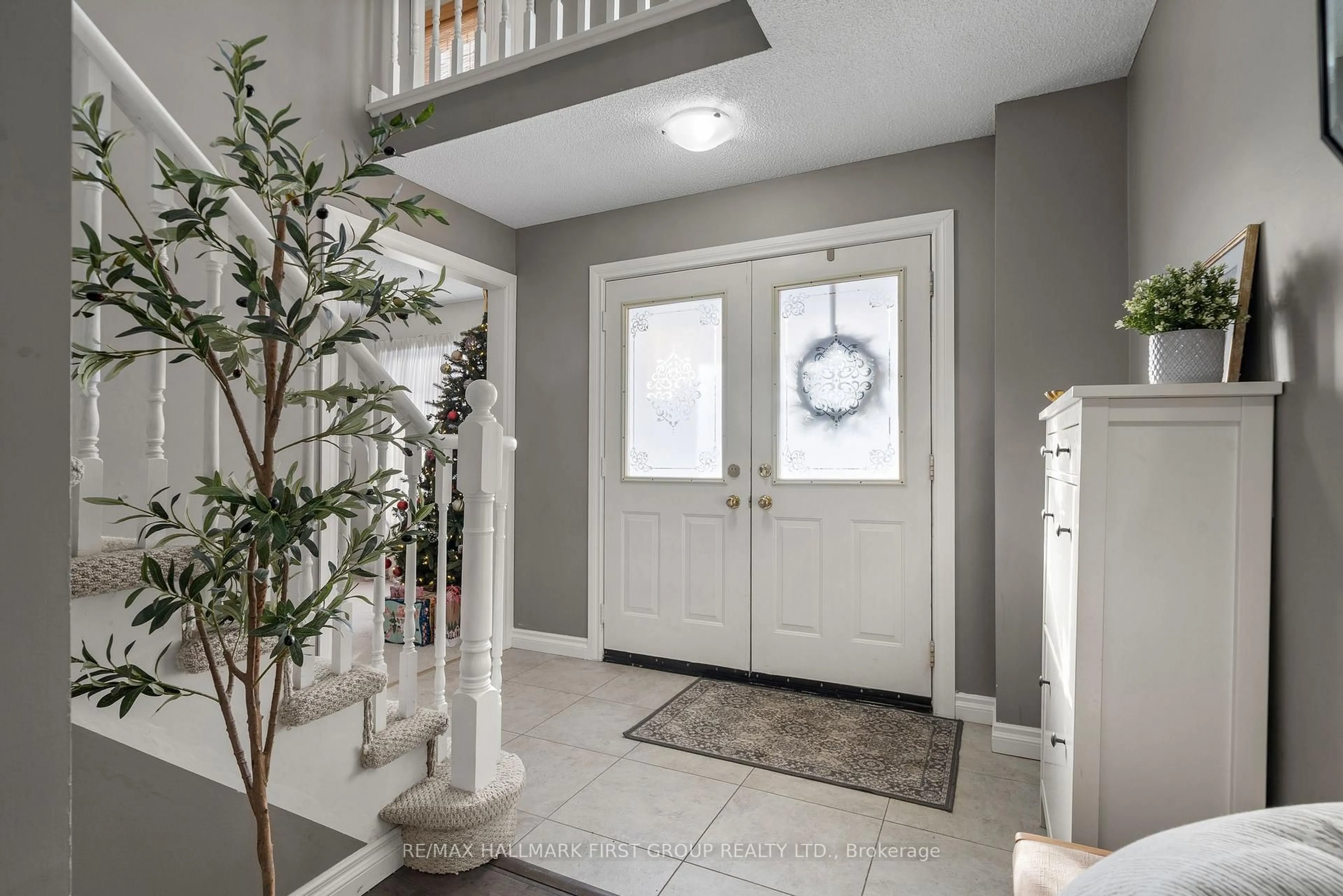 Indoor entryway for 964 Frei St, Cobourg Ontario K9A 5L5