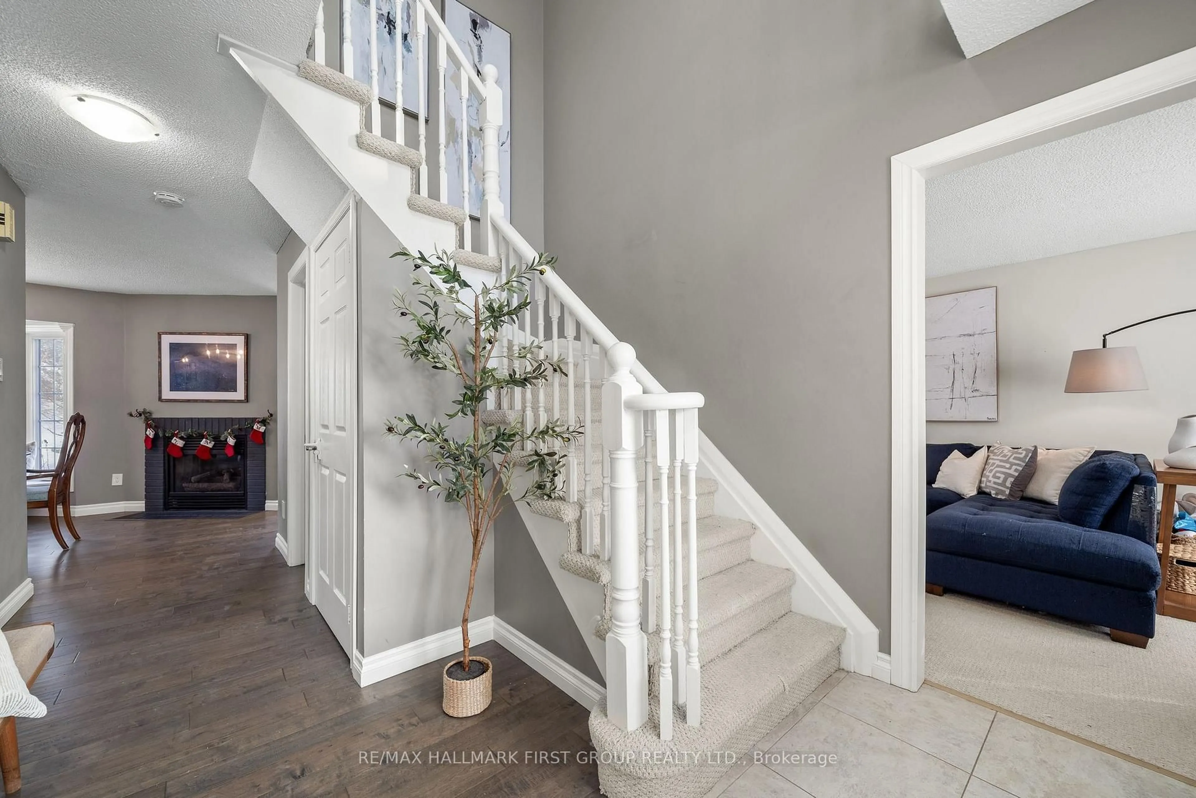 Indoor entryway for 964 Frei St, Cobourg Ontario K9A 5L5