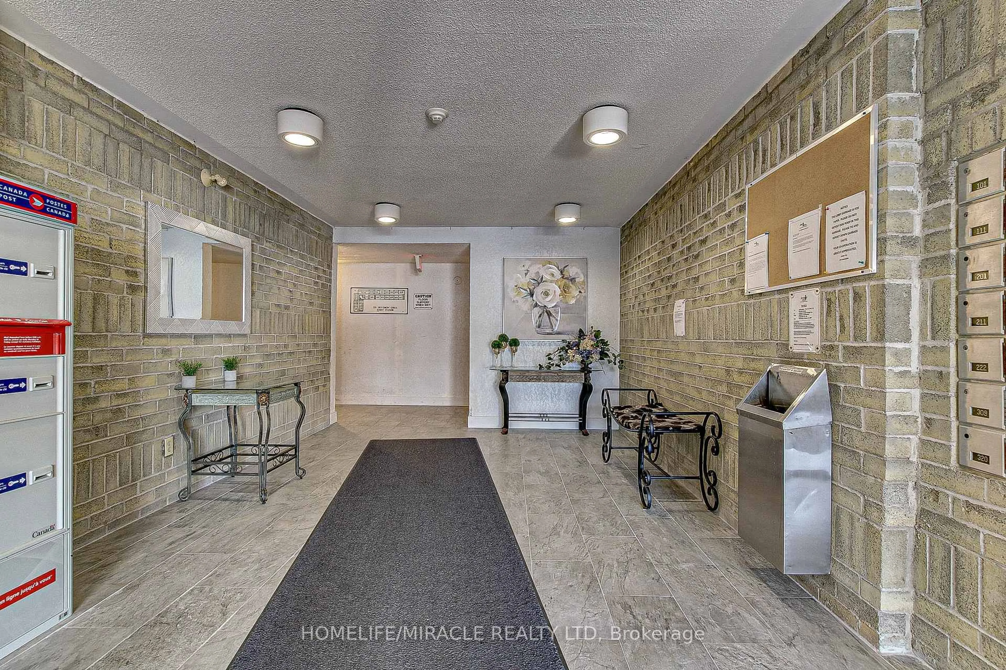 Indoor foyer for 725 Deveron Cres #108, London South Ontario N5Z 4X3