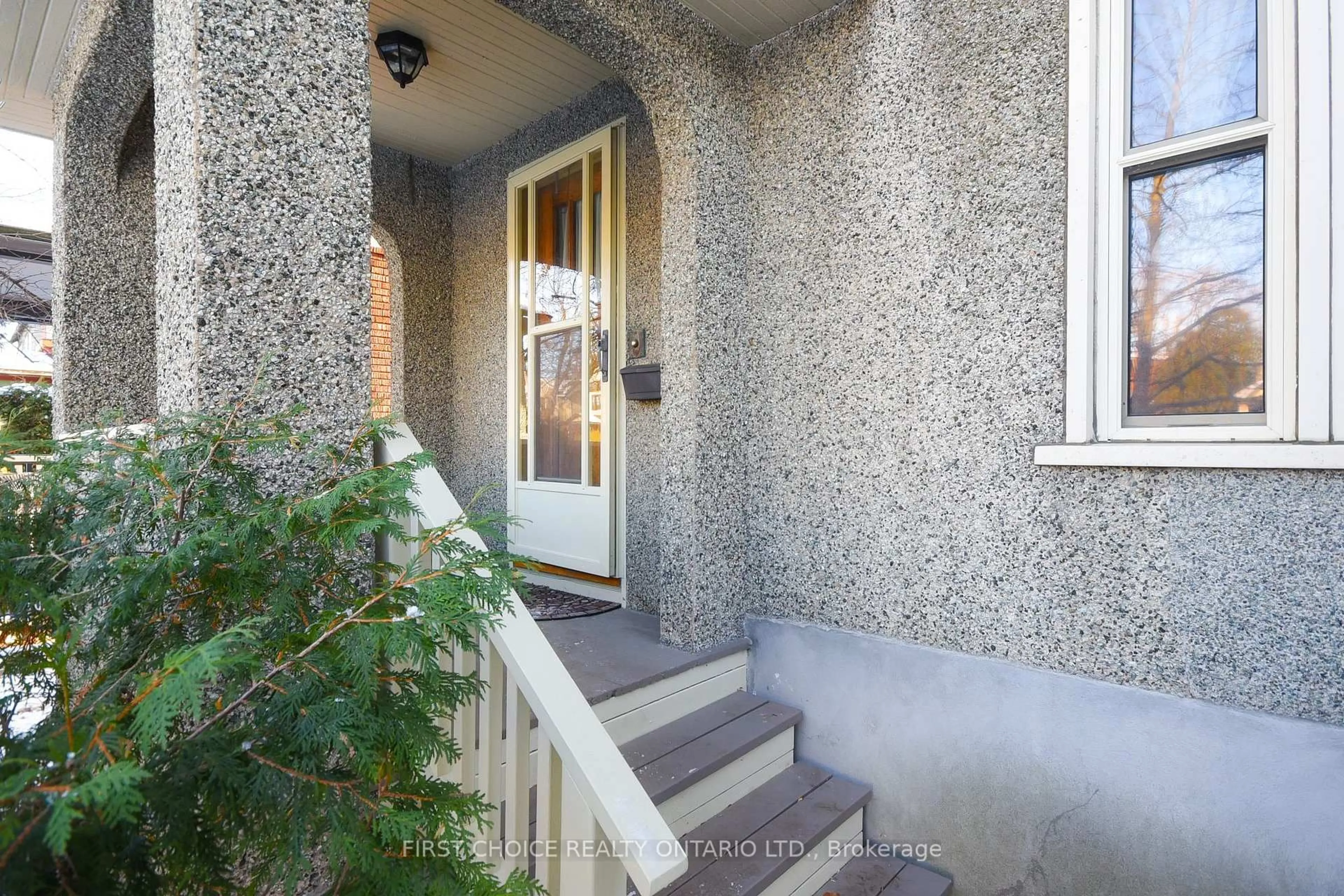 Indoor entryway for 142 Broadway Ave, Ottawa Ontario K1S 2V8