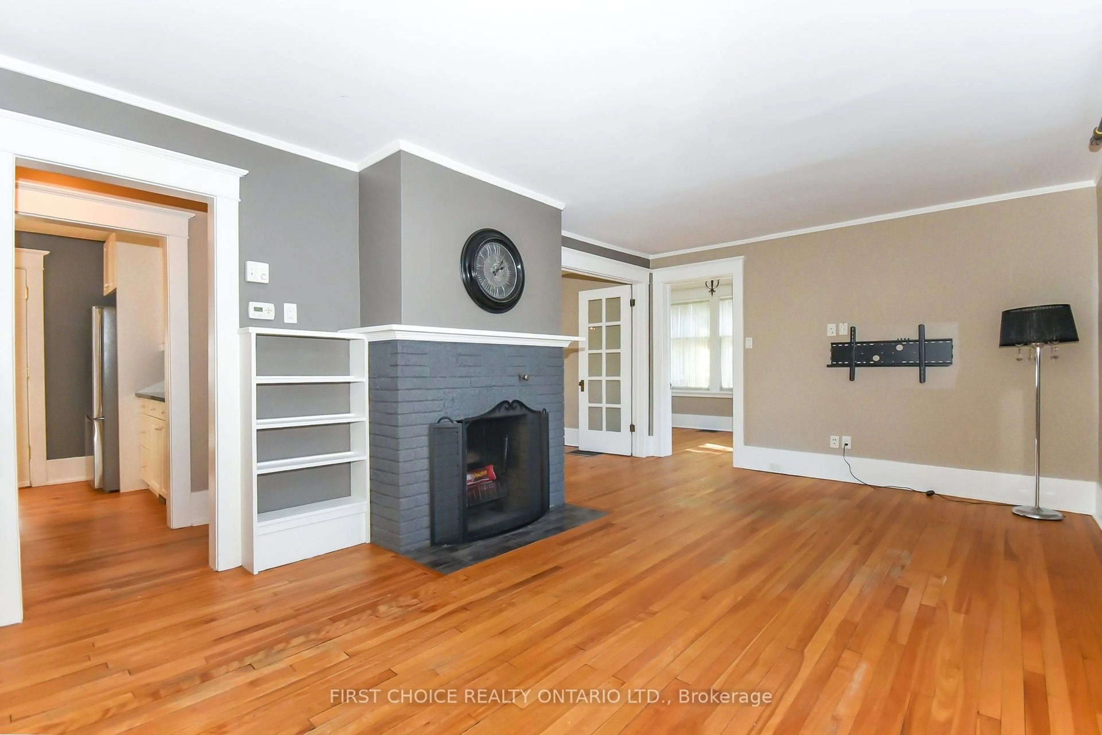 Living room with furniture, wood/laminate floor for 142 Broadway Ave, Ottawa Ontario K1S 2V8