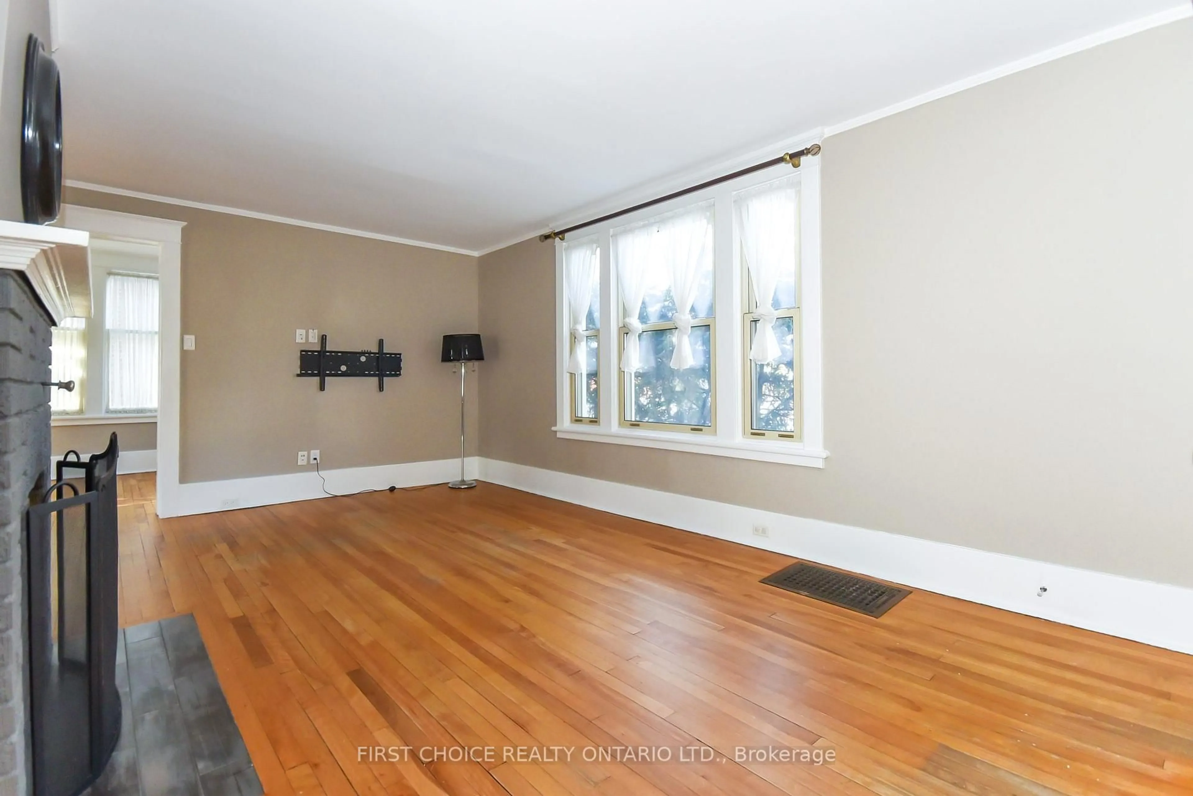 A pic of a room for 142 Broadway Ave, Ottawa Ontario K1S 2V8
