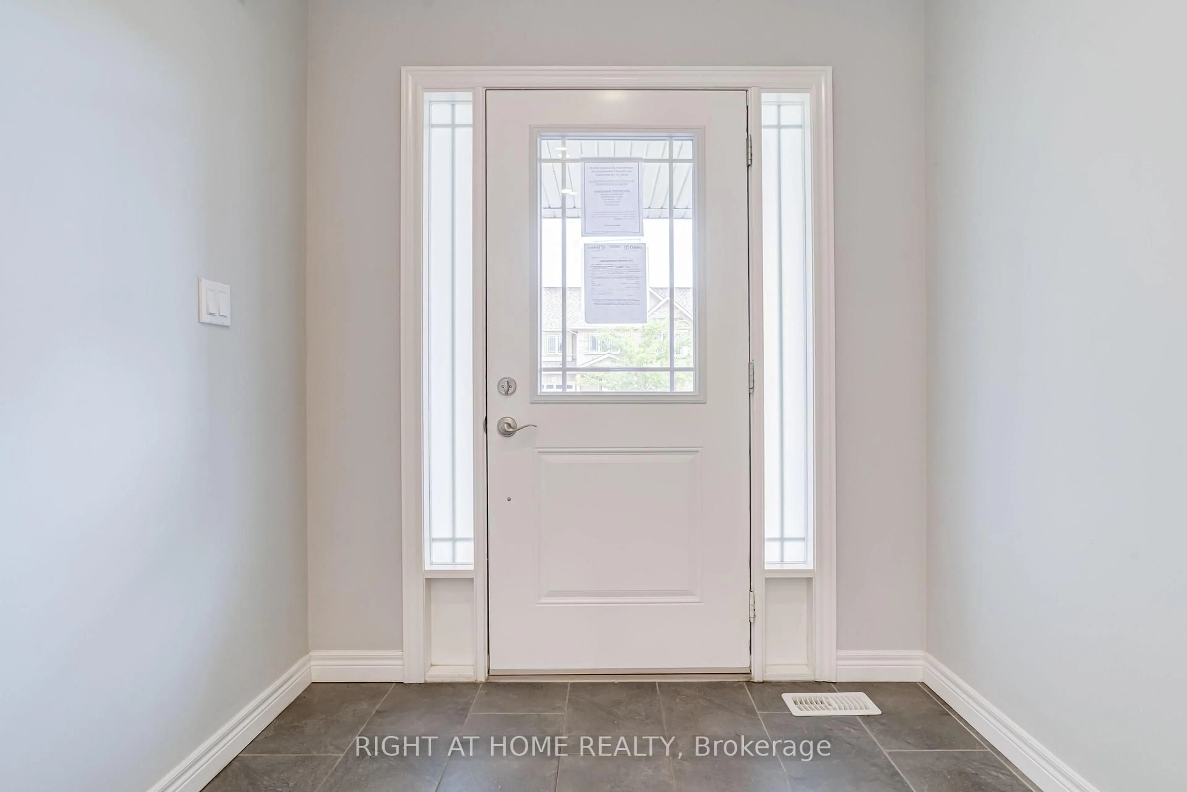 Indoor entryway for 71 Cittadella Blvd, Hamilton Ontario L0R 1P0