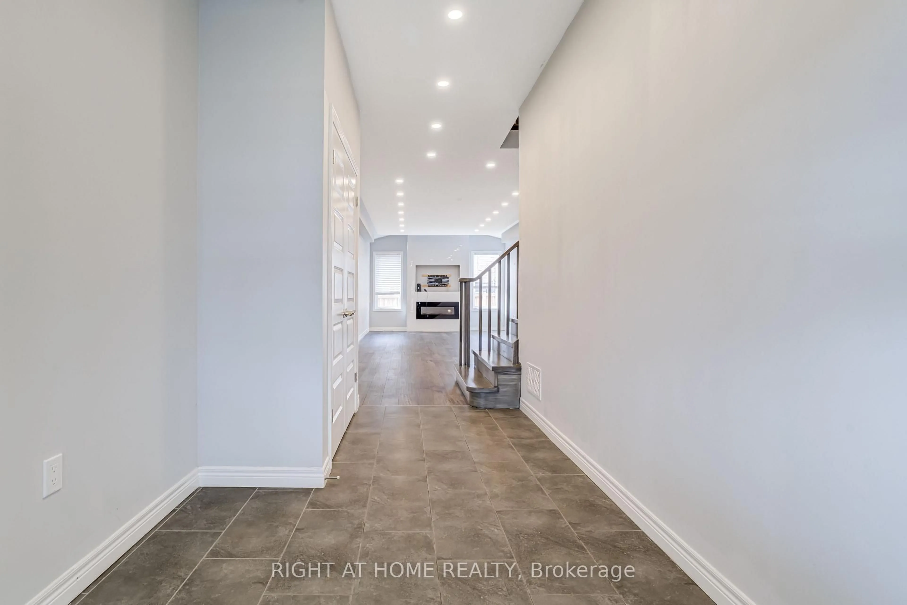 Indoor entryway for 71 Cittadella Blvd, Hamilton Ontario L0R 1P0