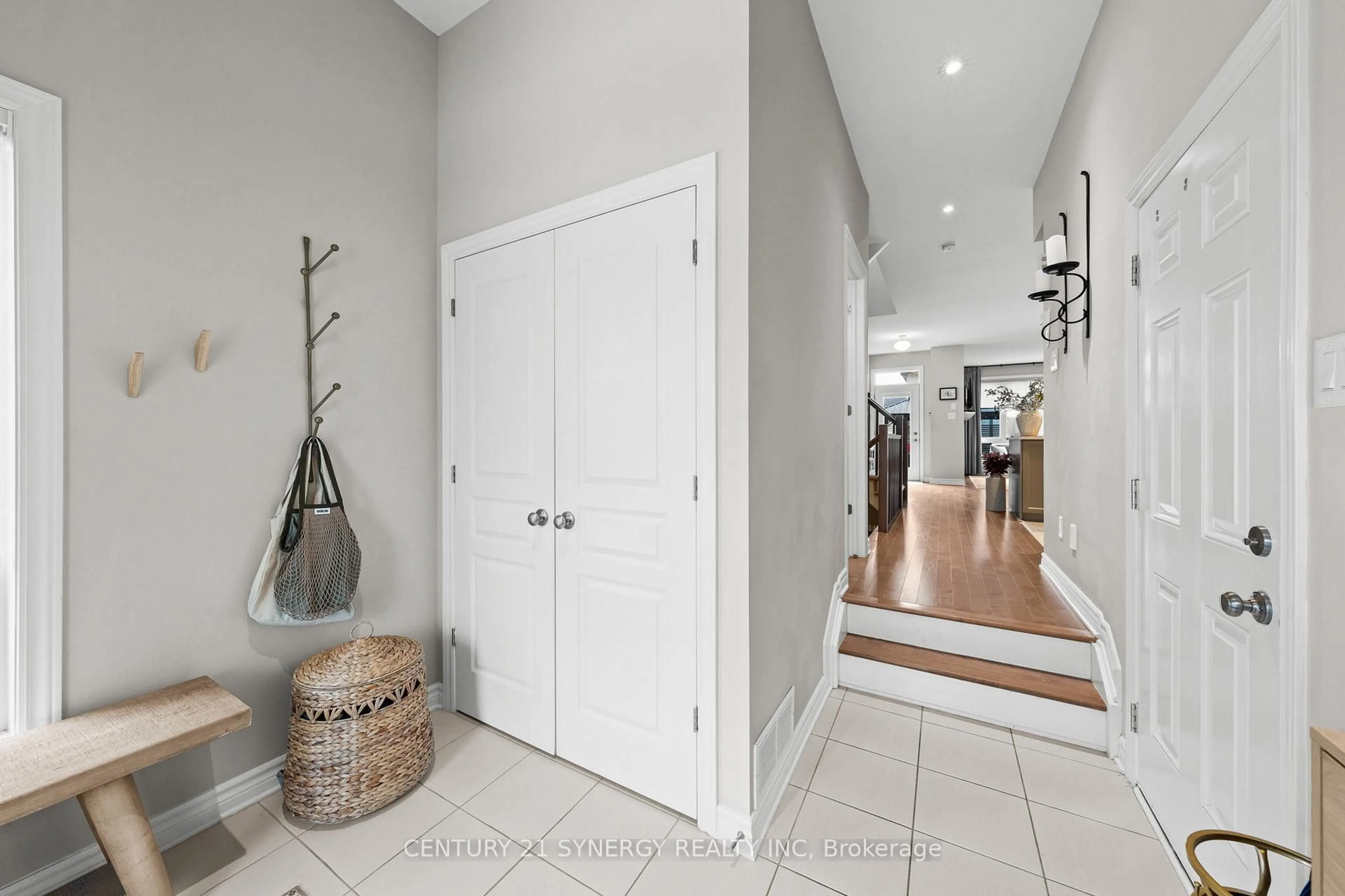 Indoor entryway for 708 Guardian Grve, Ottawa Ontario K1X 0B3