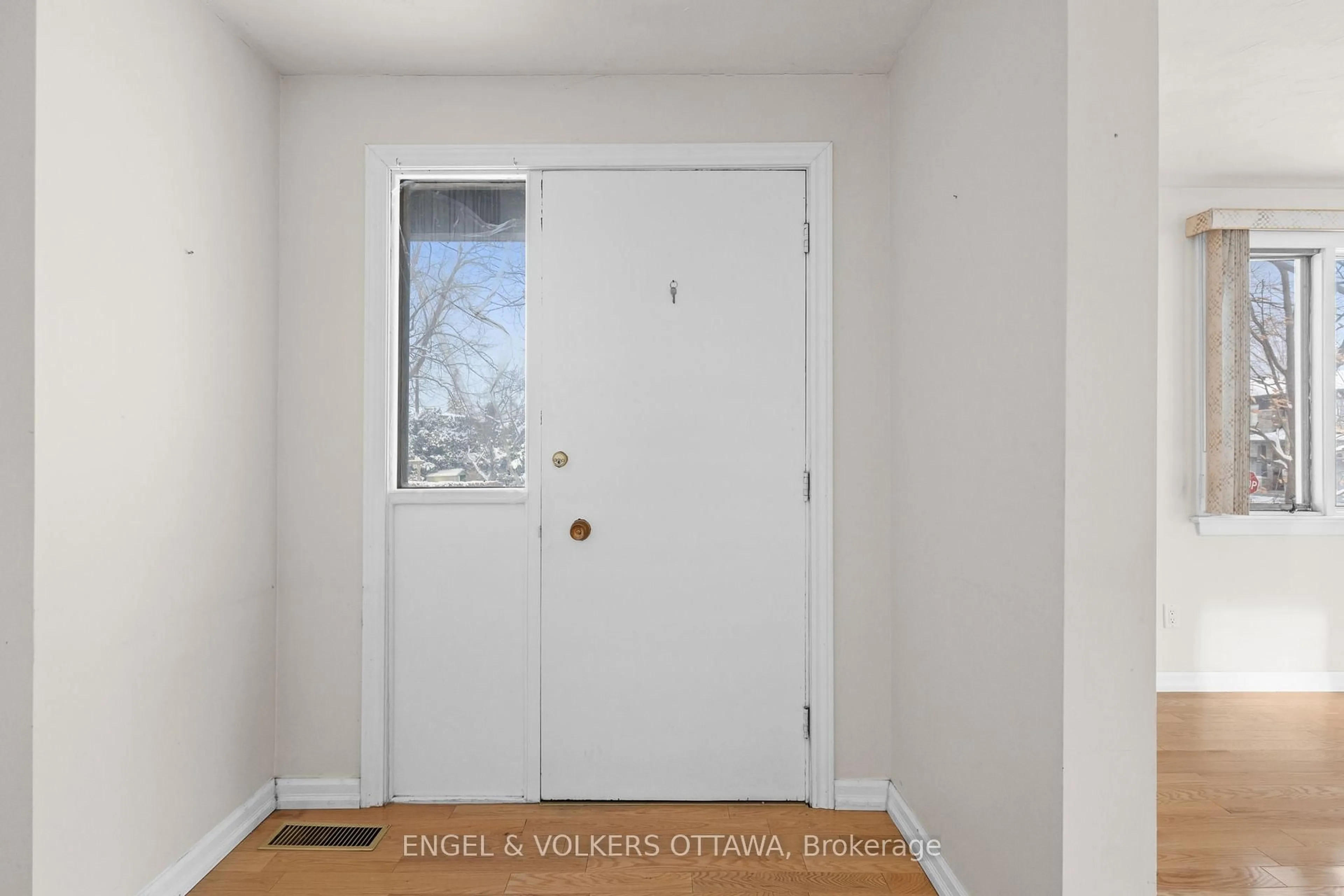 Indoor entryway for 2626 Elmhurst St, Ottawa Ontario K2B 7N6