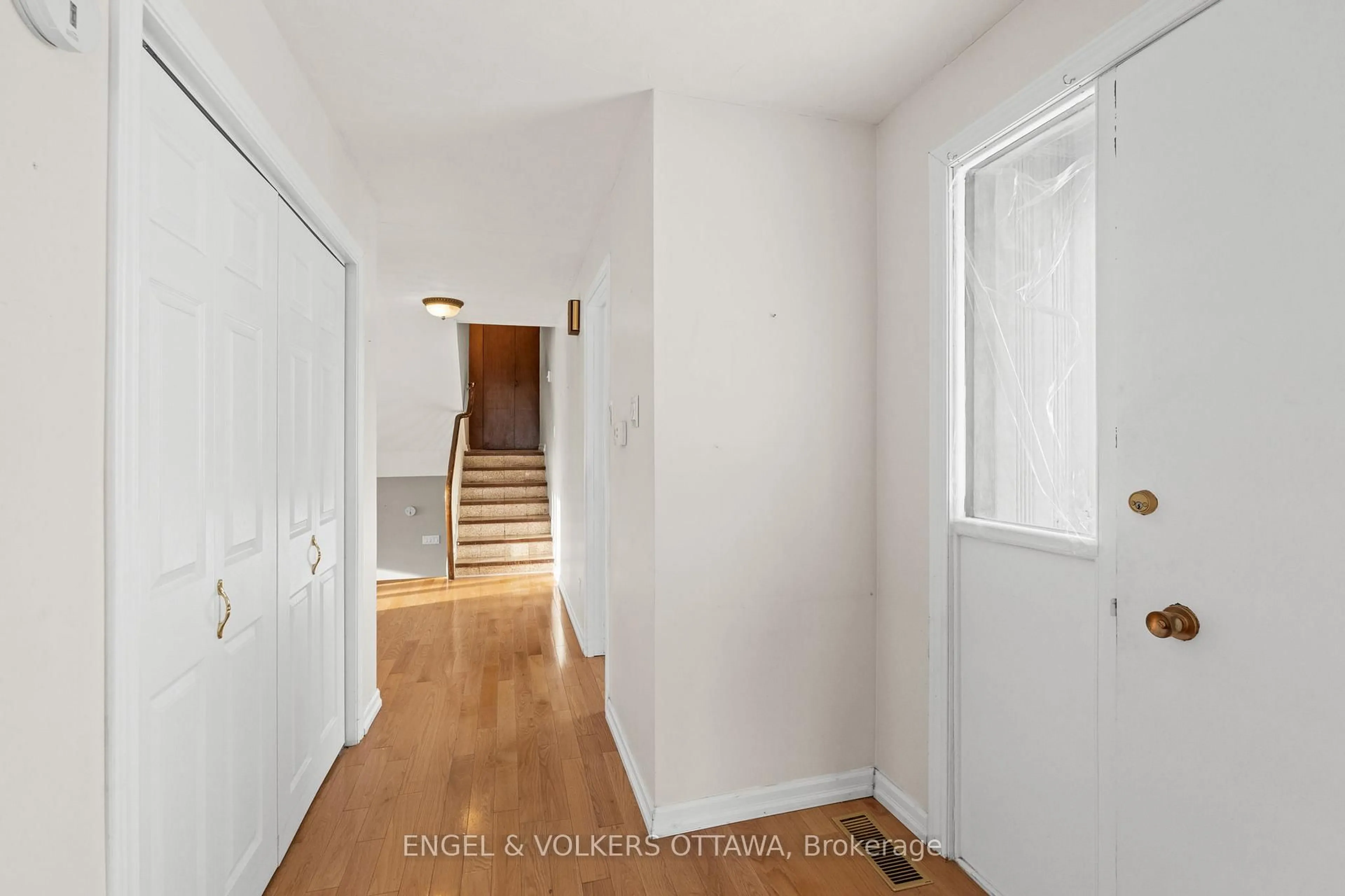Indoor foyer for 2626 Elmhurst St, Ottawa Ontario K2B 7N6