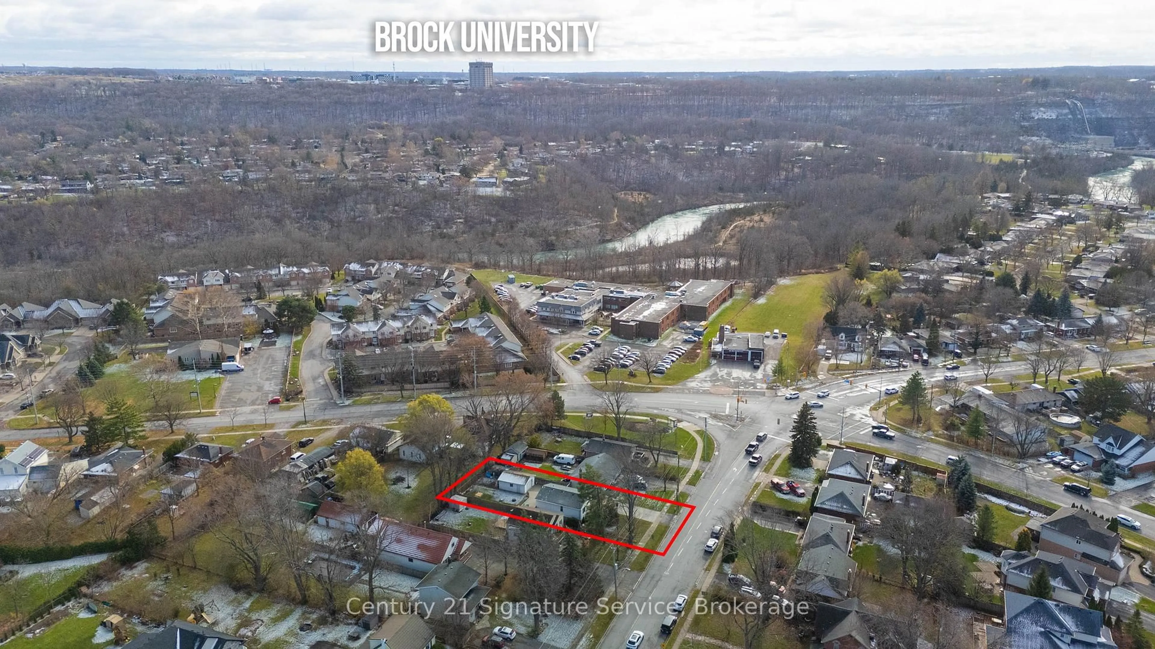 A pic from outside/outdoor area/front of a property/back of a property/a pic from drone, unknown for 30 Louth St, St. Catharines Ontario L2S 2T4