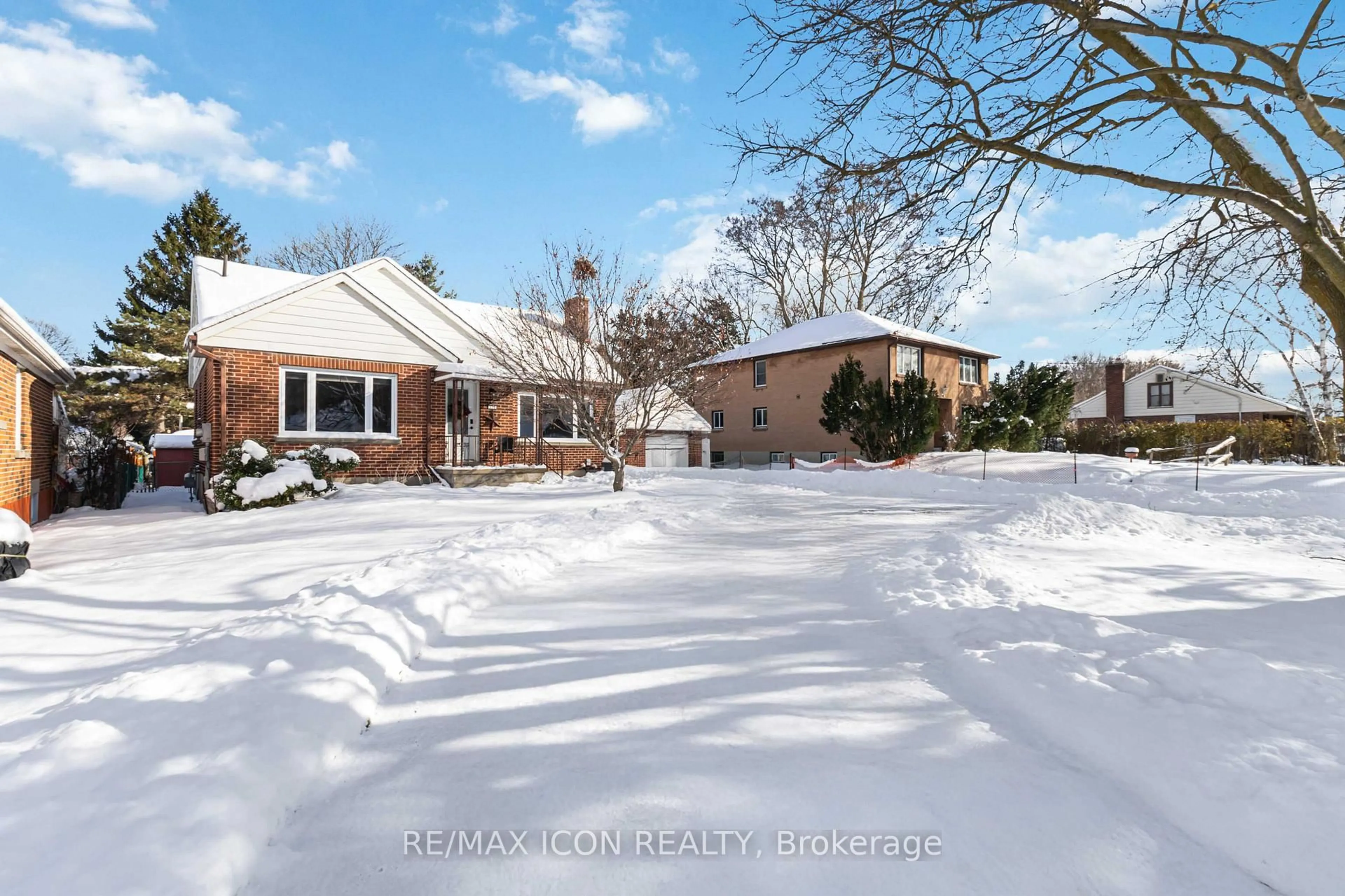 A pic from outside/outdoor area/front of a property/back of a property/a pic from drone, street for 178 Highbury Avenue Ave, London East Ontario N5Z 2W7