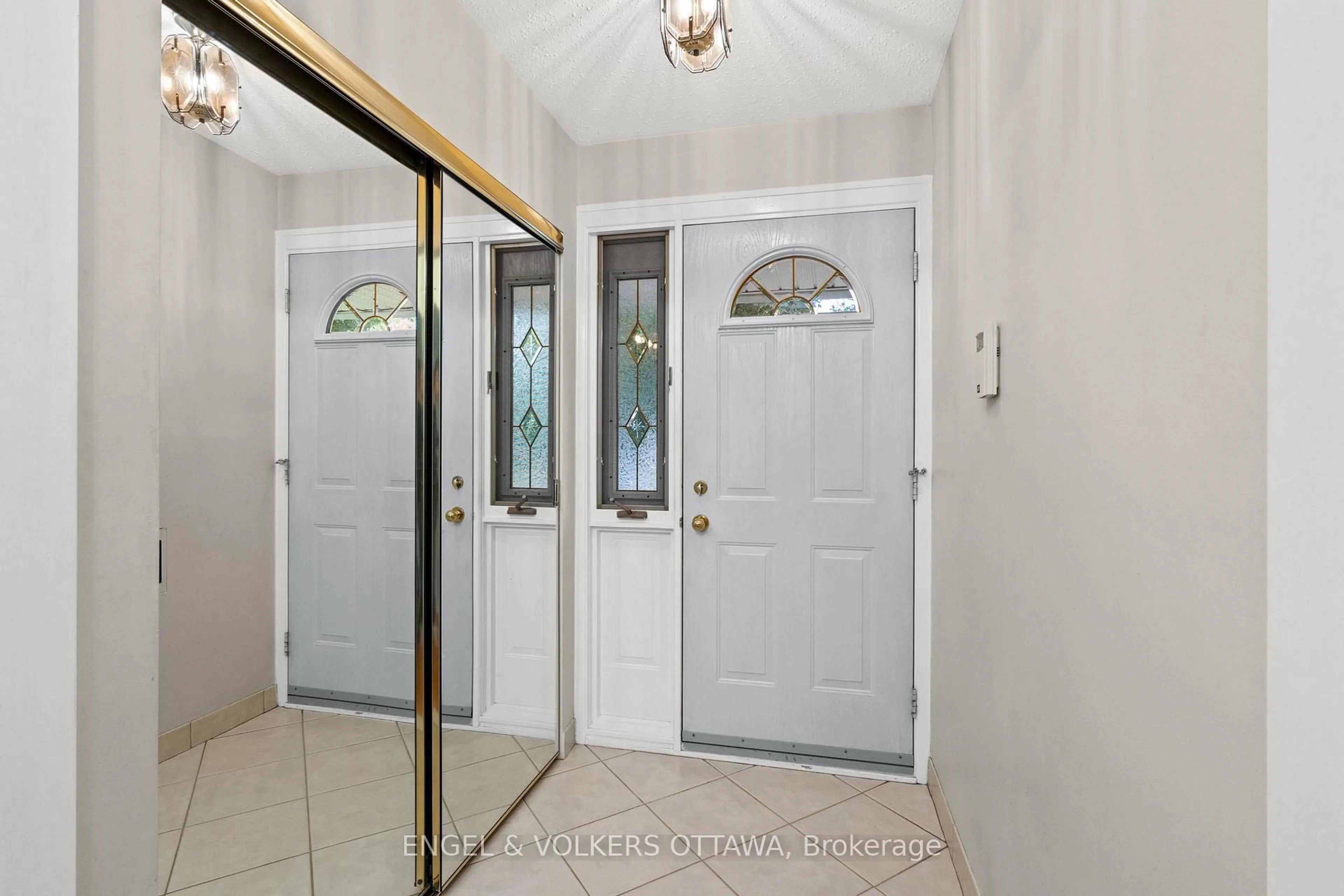Indoor entryway for 3348 Kodiak St, Ottawa Ontario K1V 7S8
