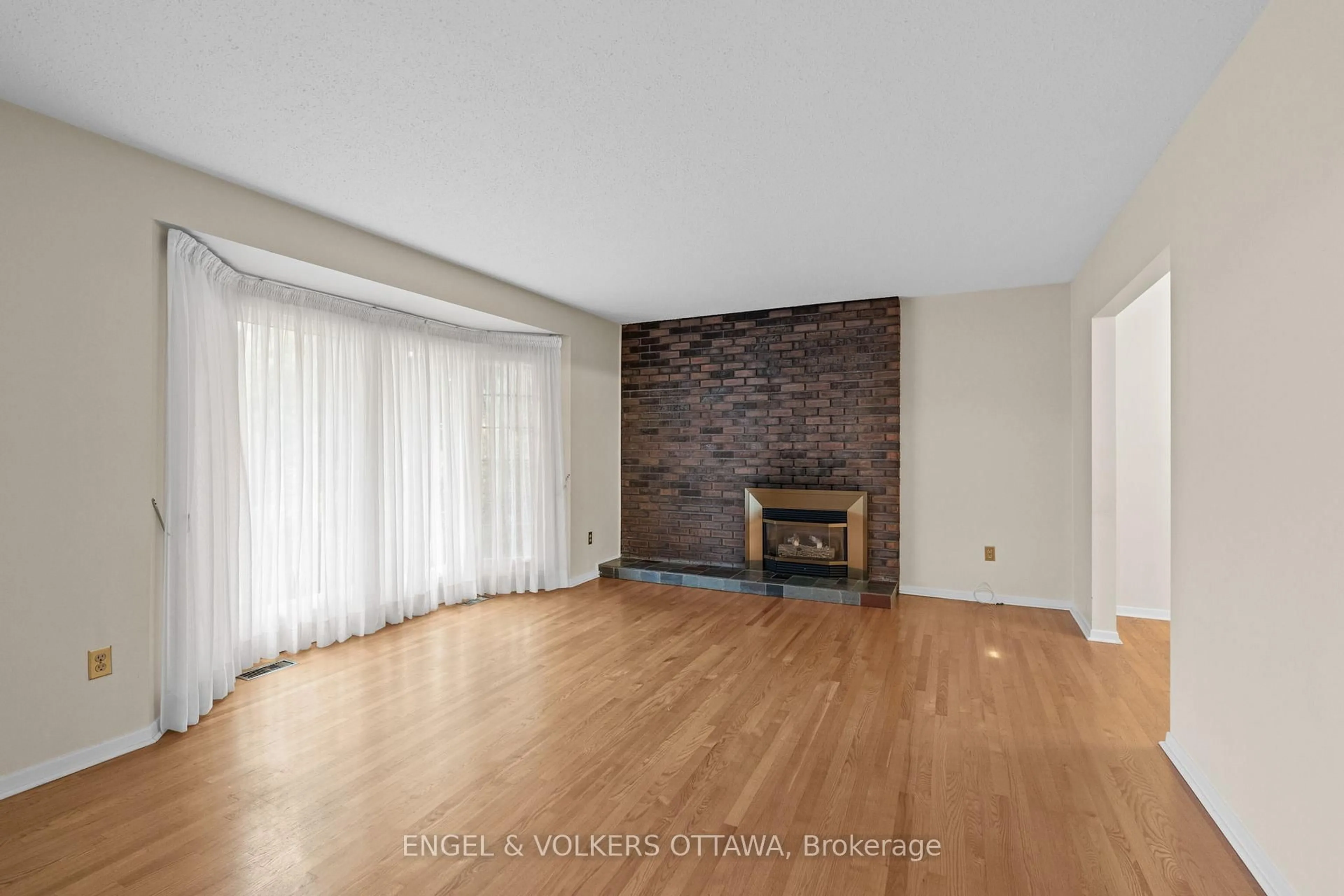 Living room with furniture, wood/laminate floor for 3348 Kodiak St, Ottawa Ontario K1V 7S8