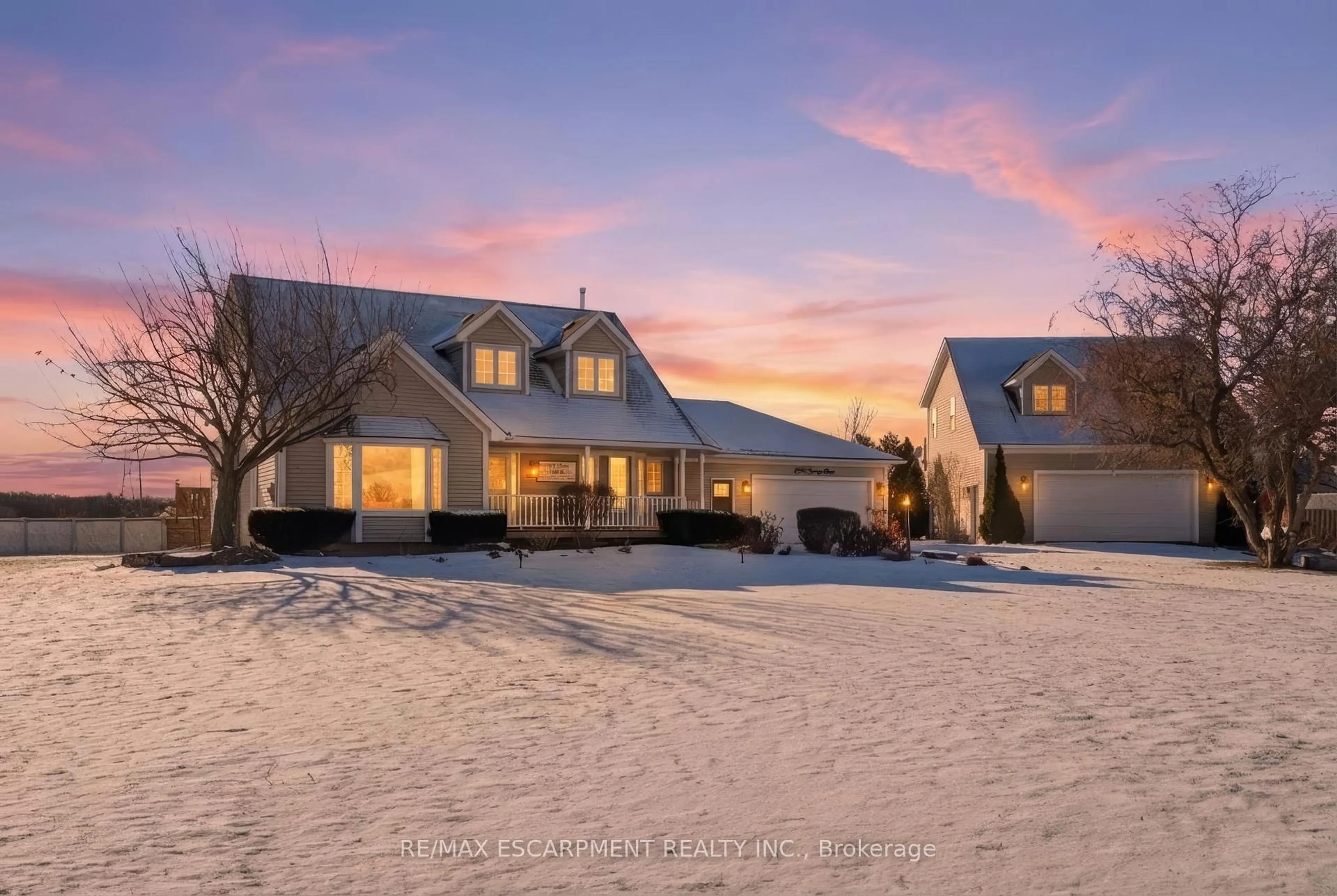 A pic from outside/outdoor area/front of a property/back of a property/a pic from drone, mountain view for 5940 Young St, Grimsby Ontario L0R 2A0