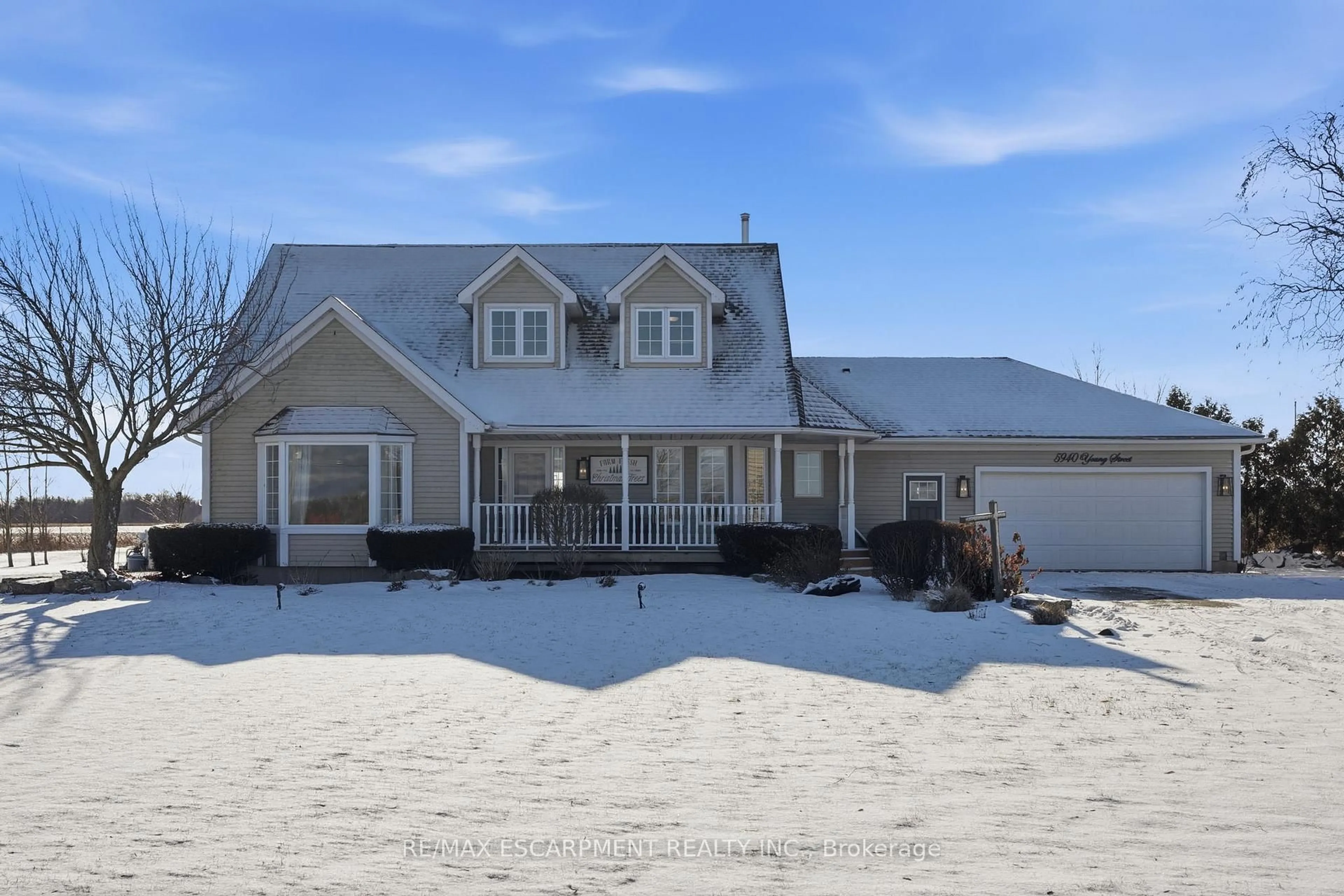 Home with vinyl exterior material, street for 5940 Young St, Grimsby Ontario L0R 2A0