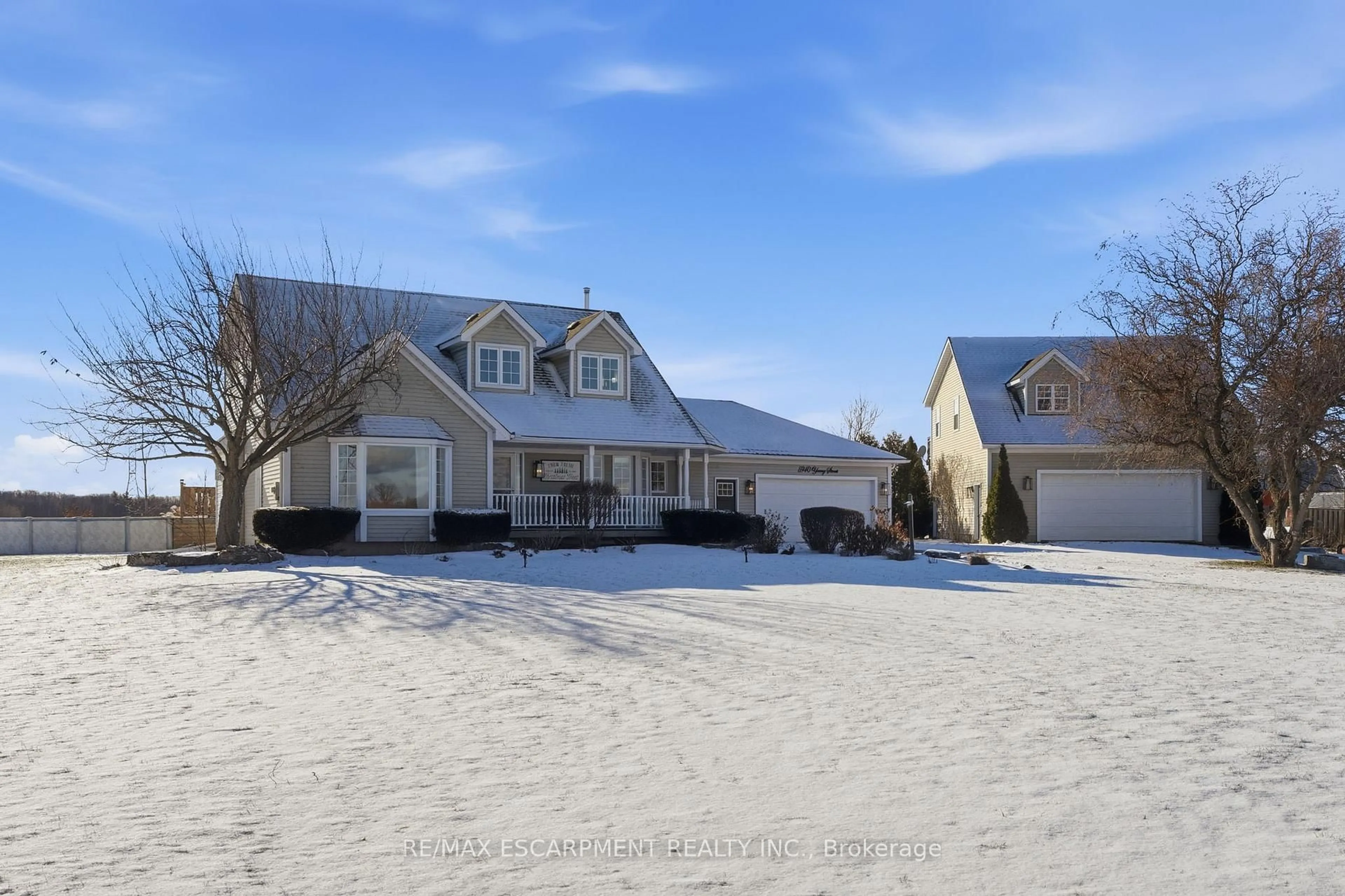 A pic from outside/outdoor area/front of a property/back of a property/a pic from drone, street for 5940 Young St, Grimsby Ontario L0R 2A0