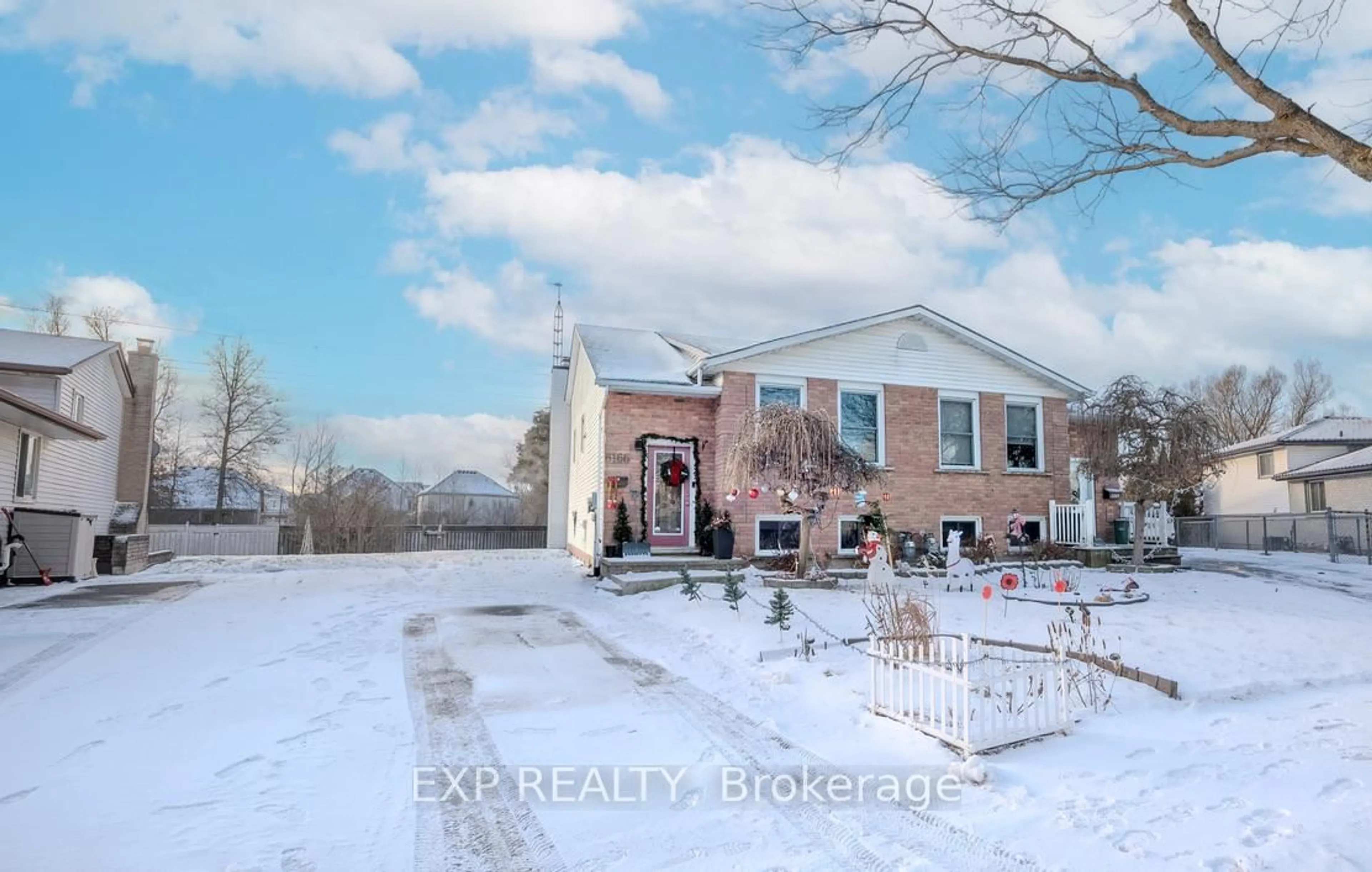 A pic from outside/outdoor area/front of a property/back of a property/a pic from drone, building for 6166 Wildrose Cres, Niagara Falls Ontario L2G 7T3
