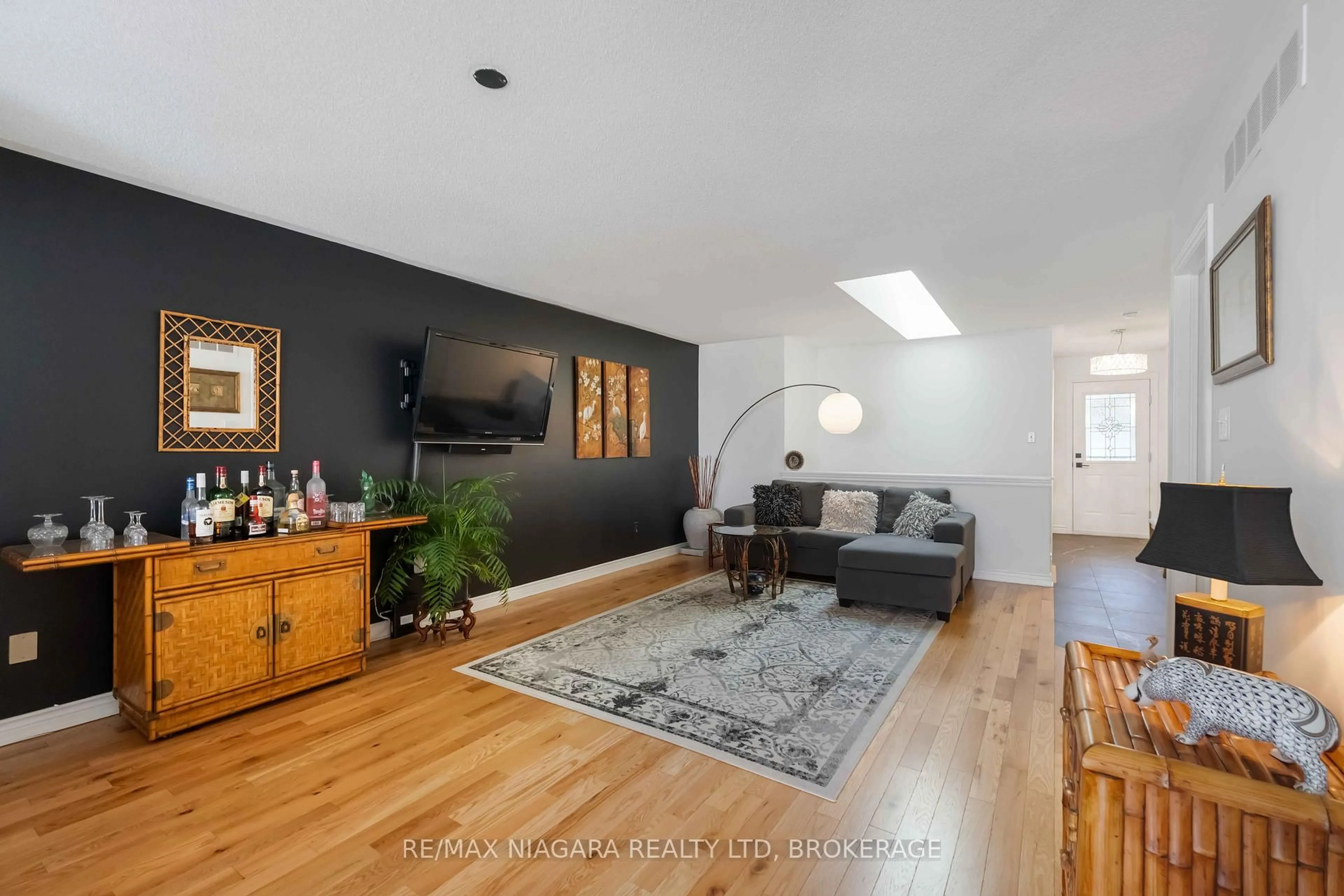 Living room with furniture, wood/laminate floor for 165 Main St #14, Grimsby Ontario L3M 1P2