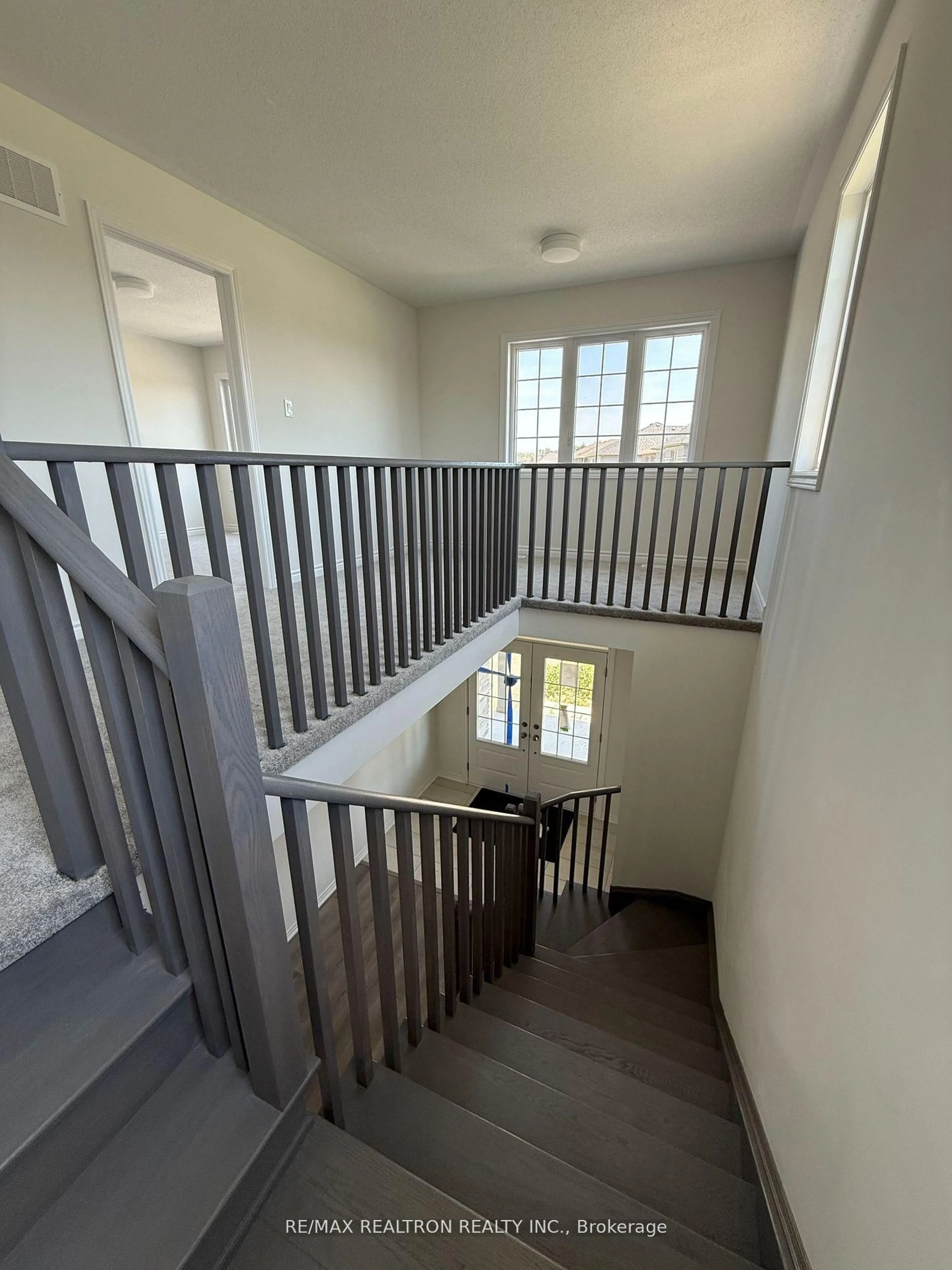 Stairs for 465 Hornbeck St, Cobourg Ontario K9A 3T8