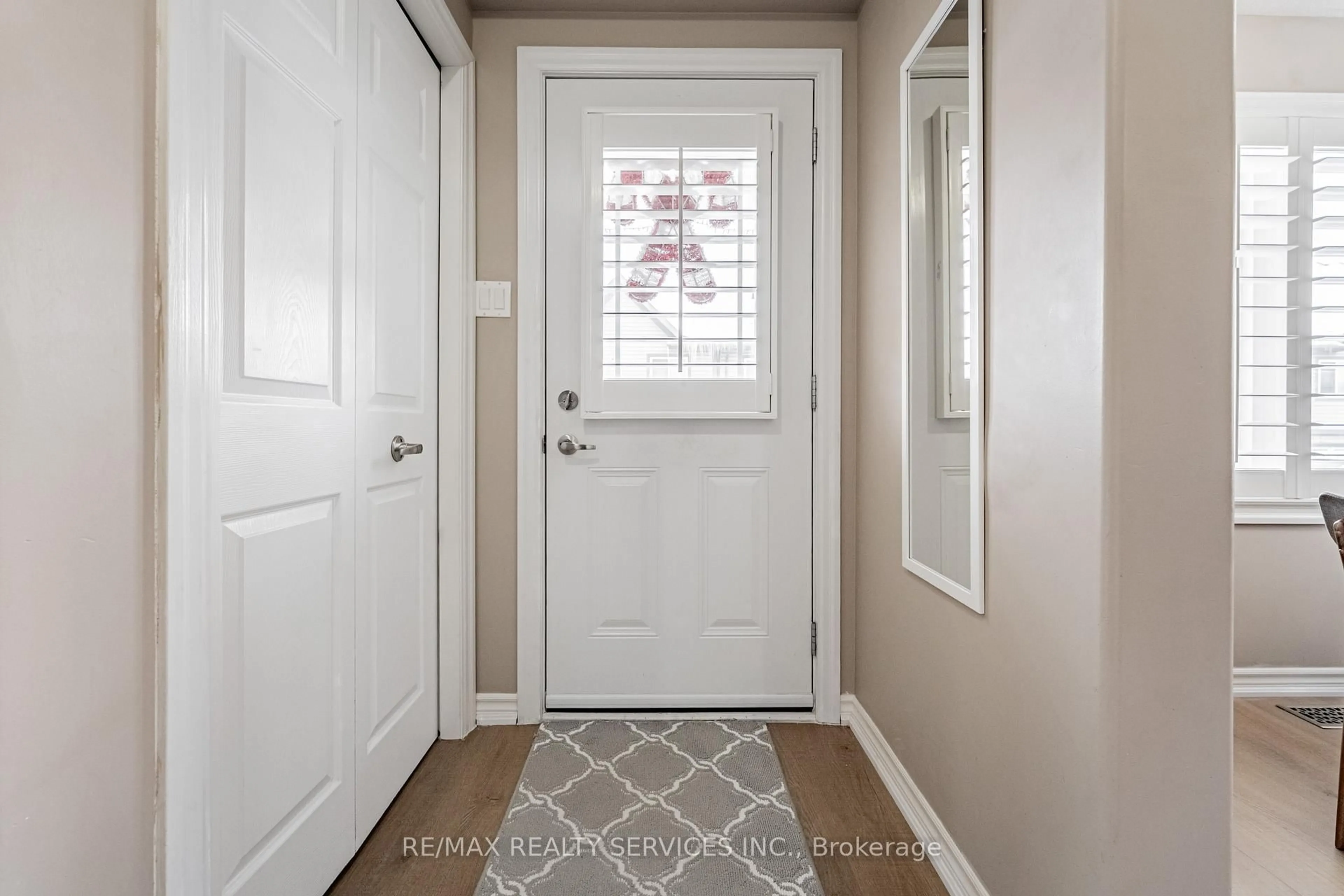 Indoor entryway for 10 Foxglove Cres #32, Kitchener Ontario N2E 0E1