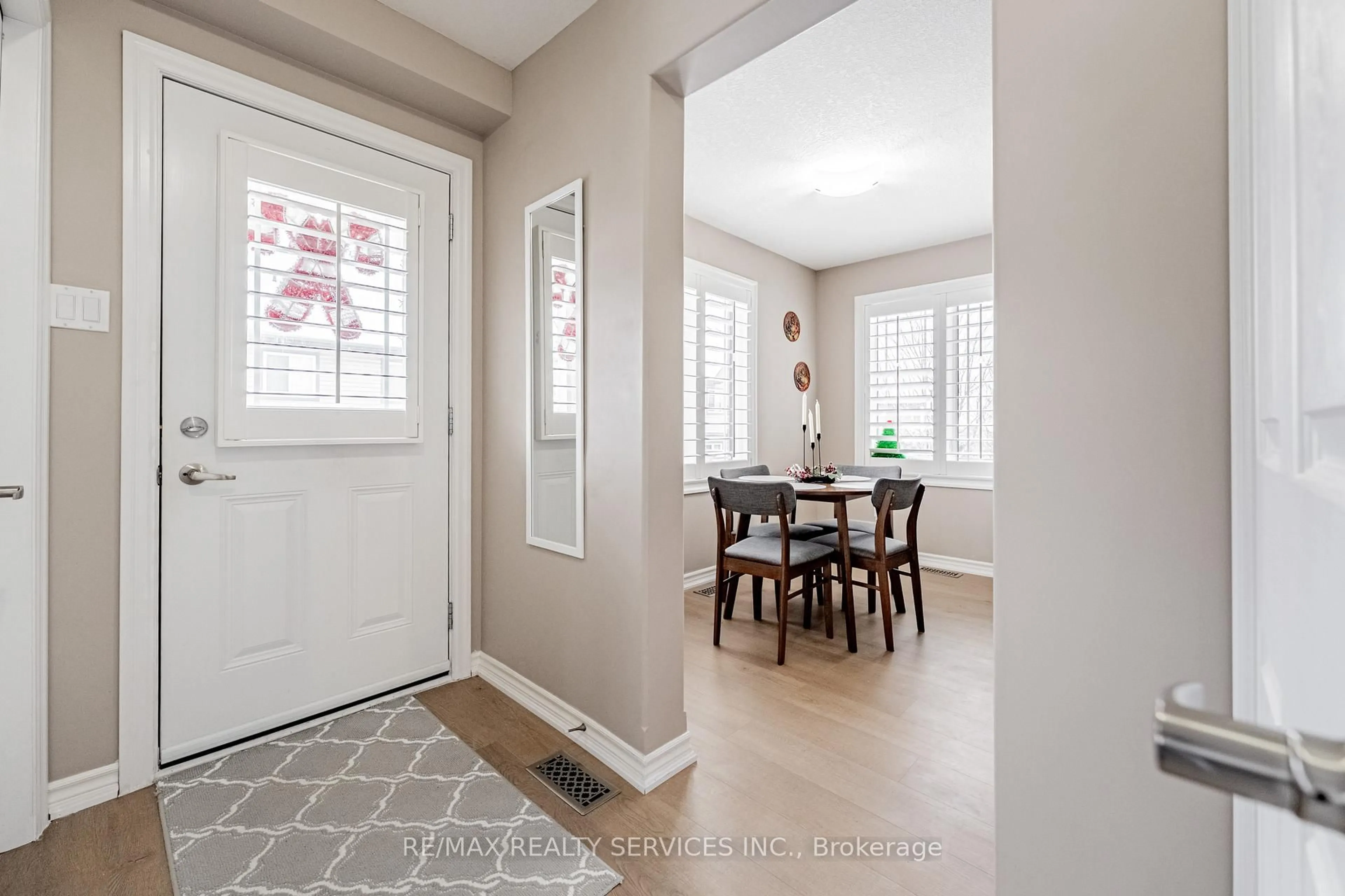 Indoor entryway for 10 Foxglove Cres #32, Kitchener Ontario N2E 0E1