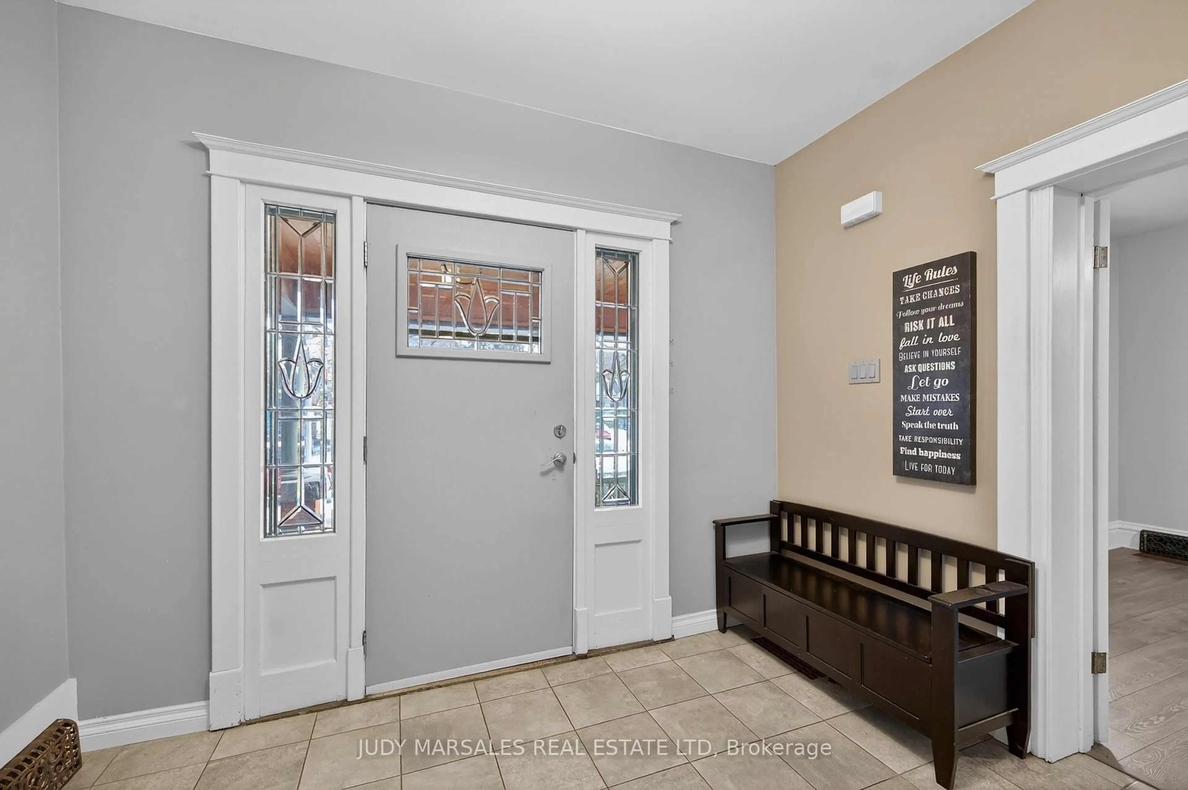 Indoor entryway for 90 Blake St, Hamilton Ontario L8M 2S6