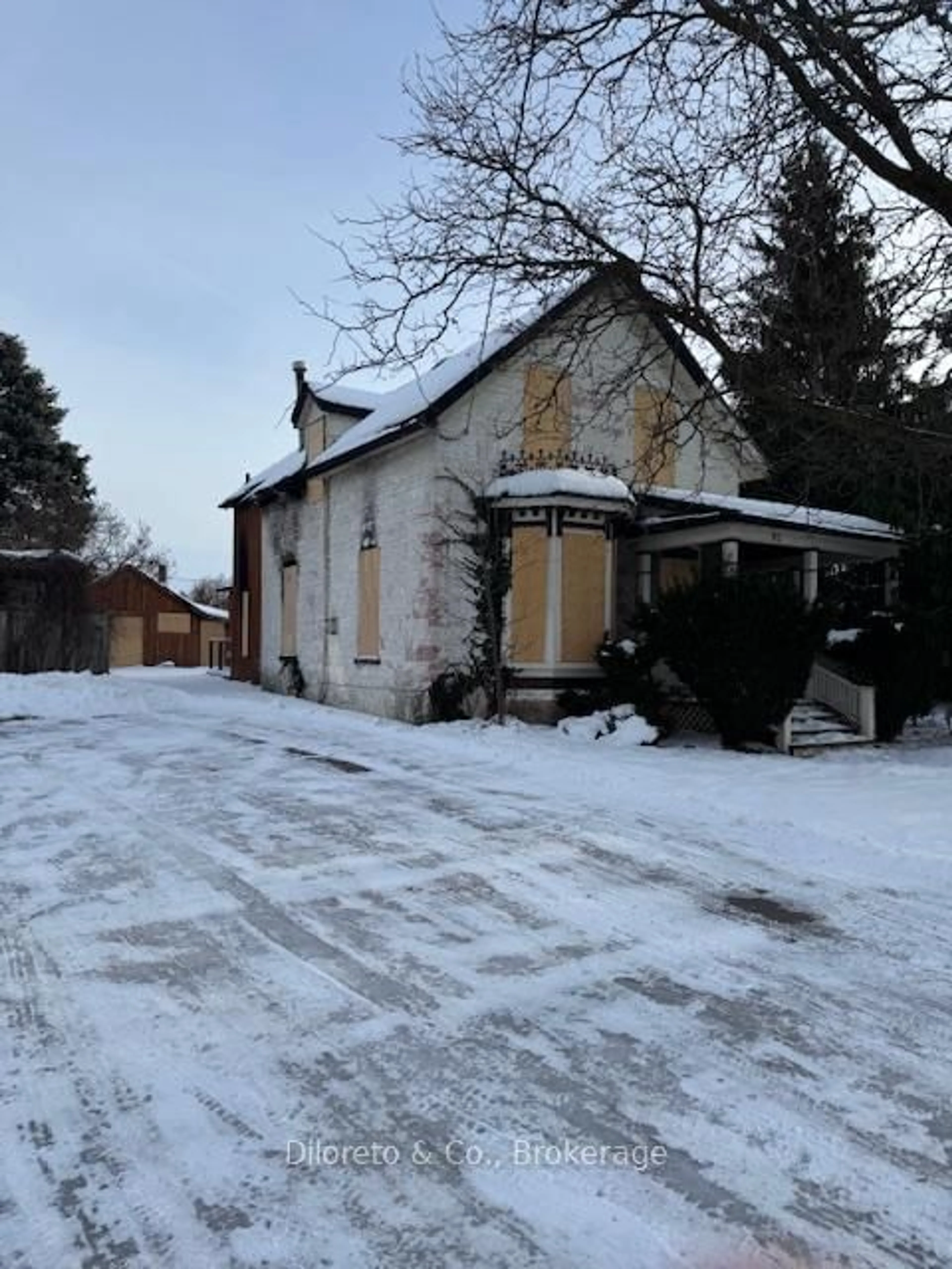 A pic from outside/outdoor area/front of a property/back of a property/a pic from drone, building for 91 Roseview Ave, Cambridge Ontario N1R 4B1