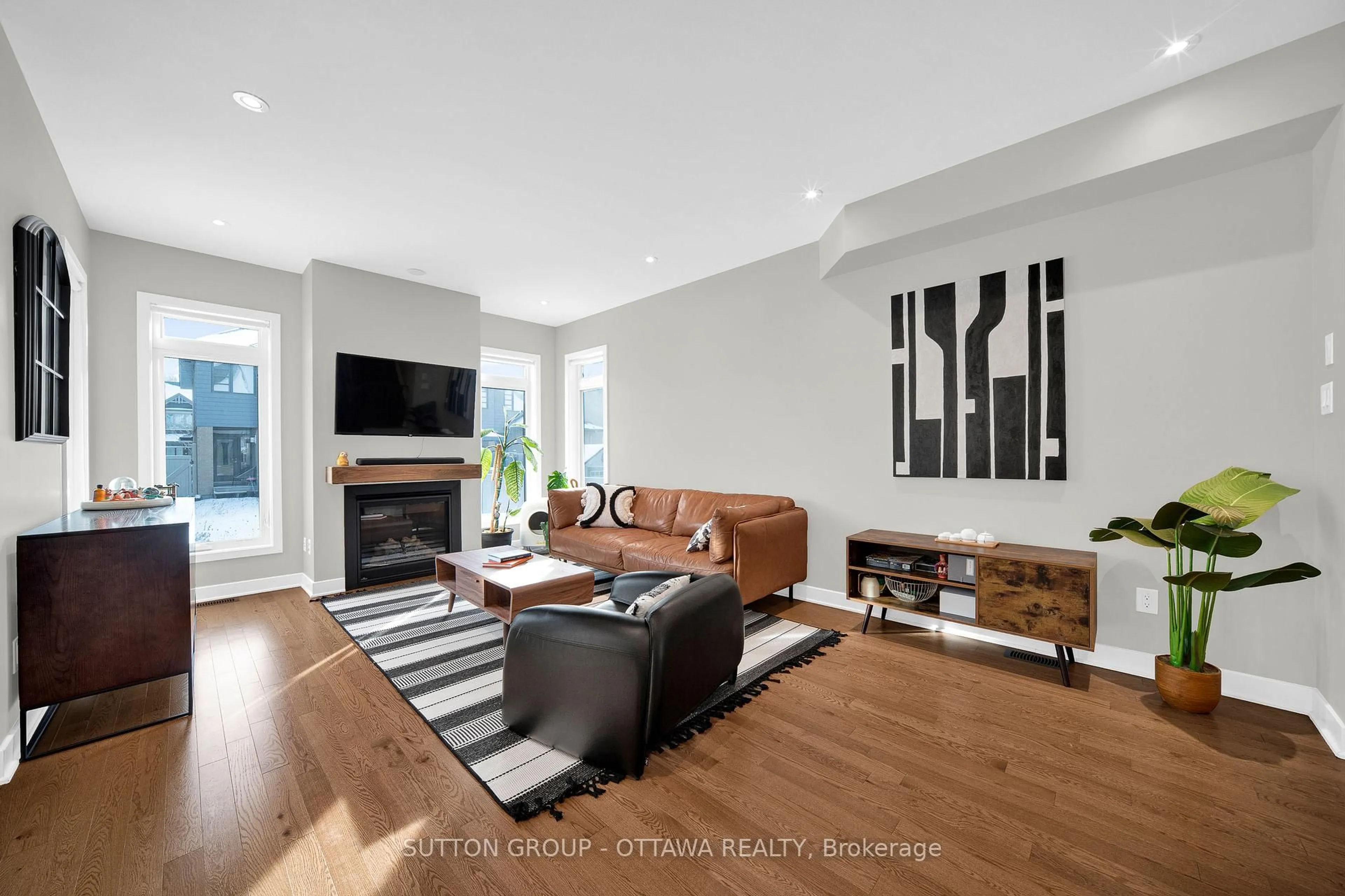 Living room with furniture, wood/laminate floor for 726 Octave Grve, Ottawa Ontario K1X 0C7