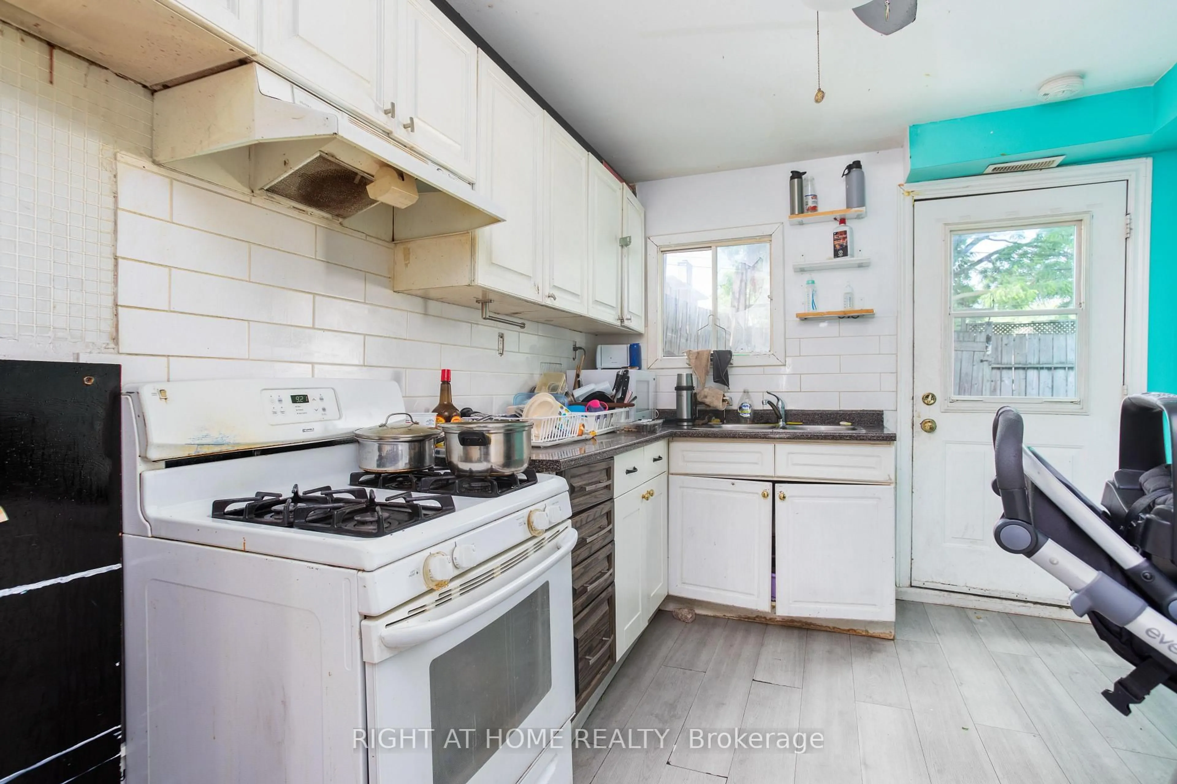 Standard kitchen, unknown for 171-173 Wilson St, Hamilton Ontario L8R 1E3