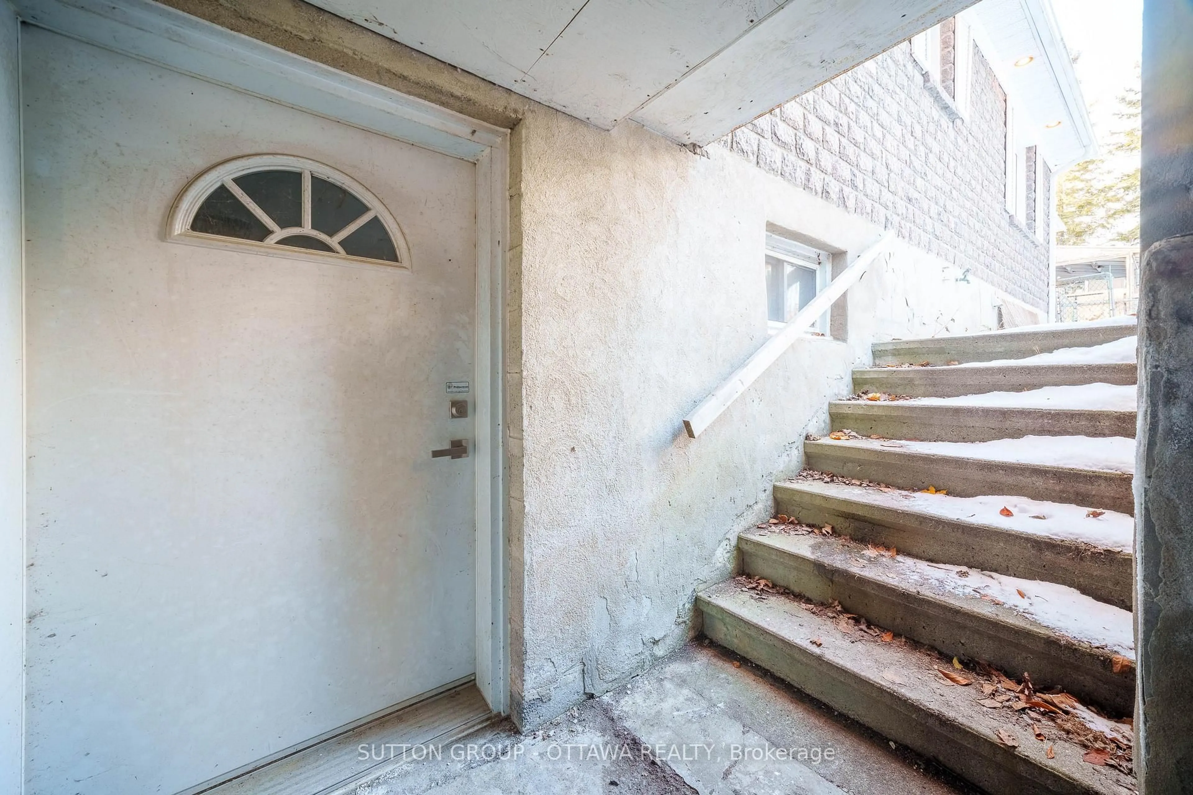 Unknown for 661 Blair Rd, Ottawa Ontario K1J 7M4