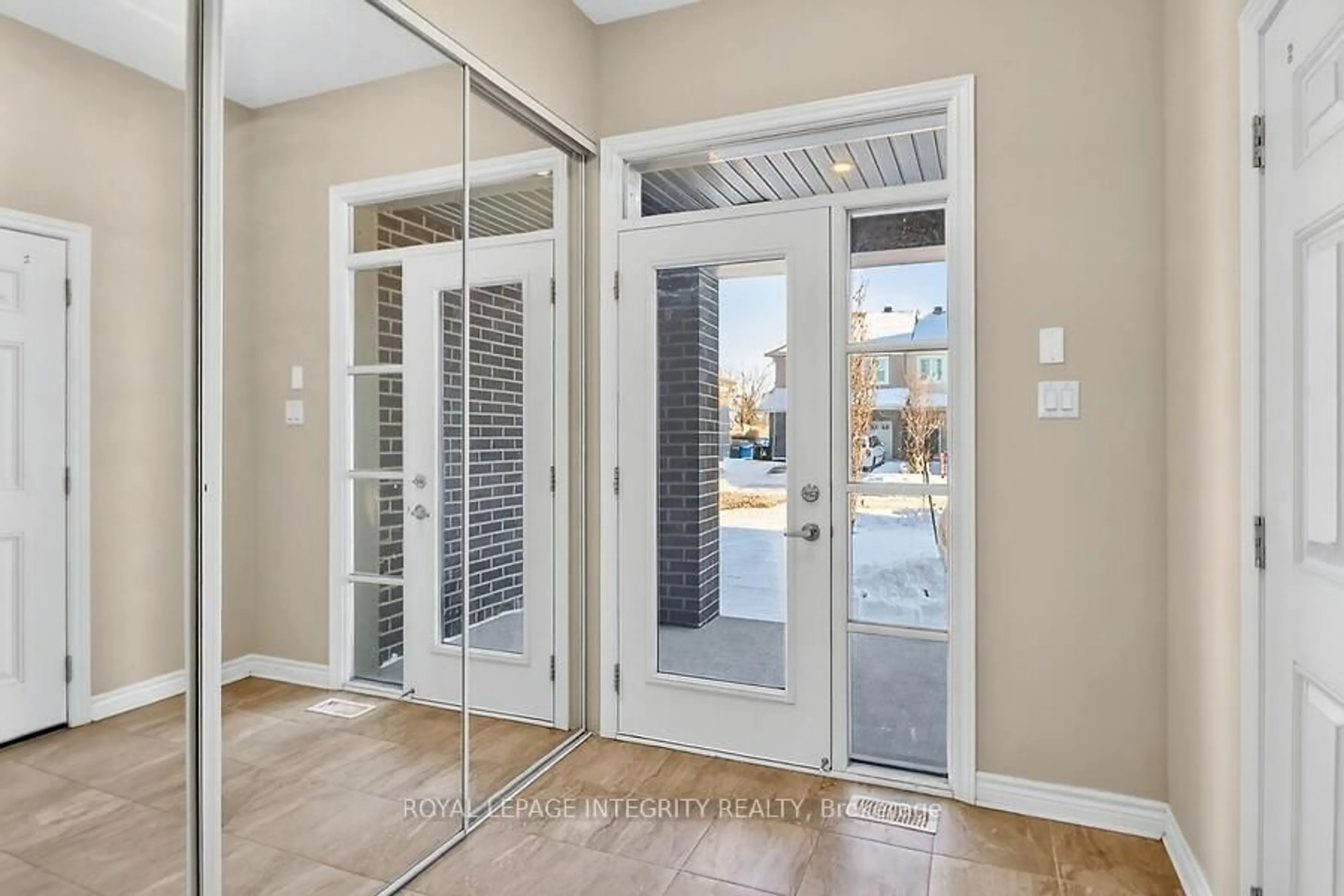 Indoor entryway for 168 Bandelier Way, Ottawa Ontario K2S 2J5