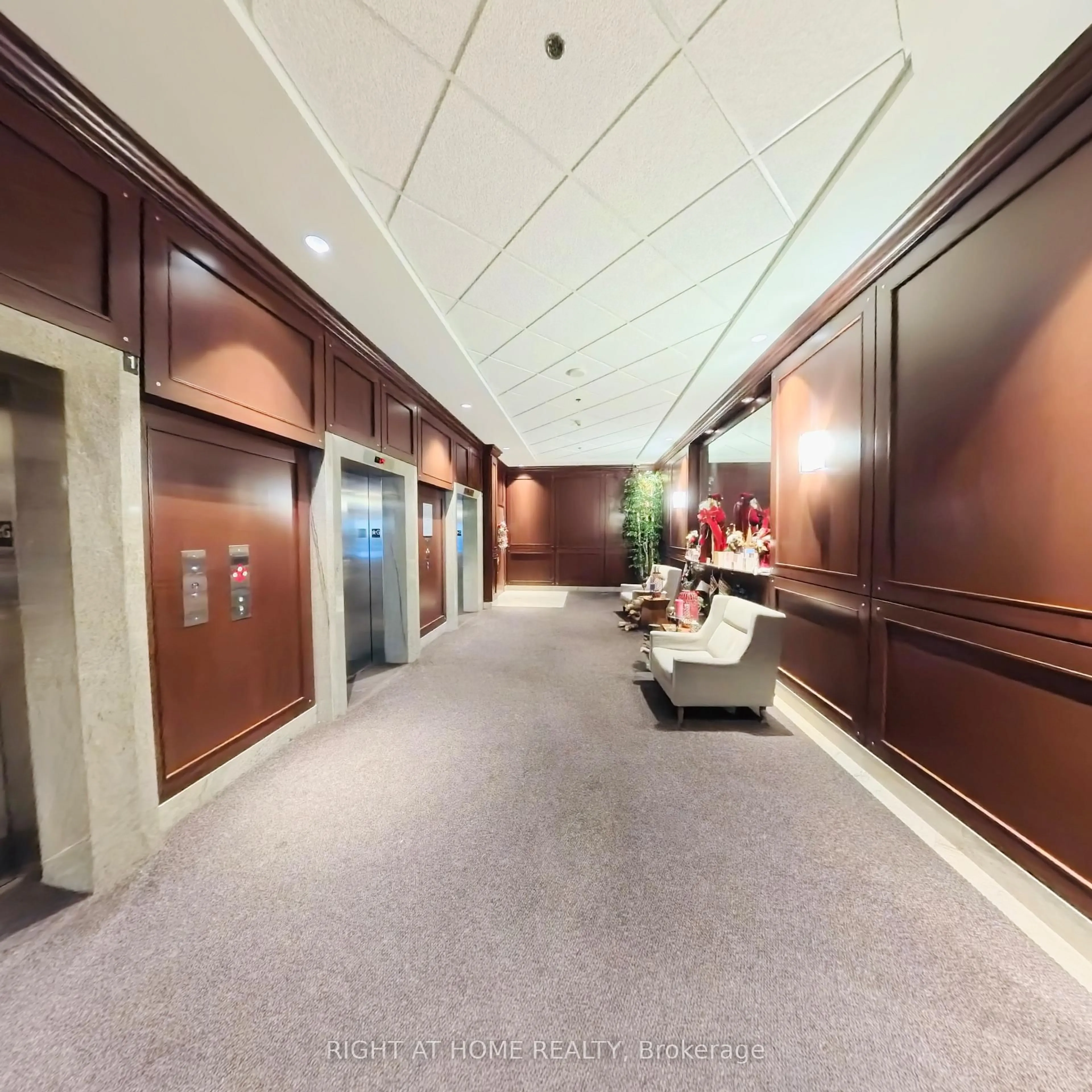 Indoor foyer for 234 Rideau St #1901, Ottawa Ontario K1N 0A9