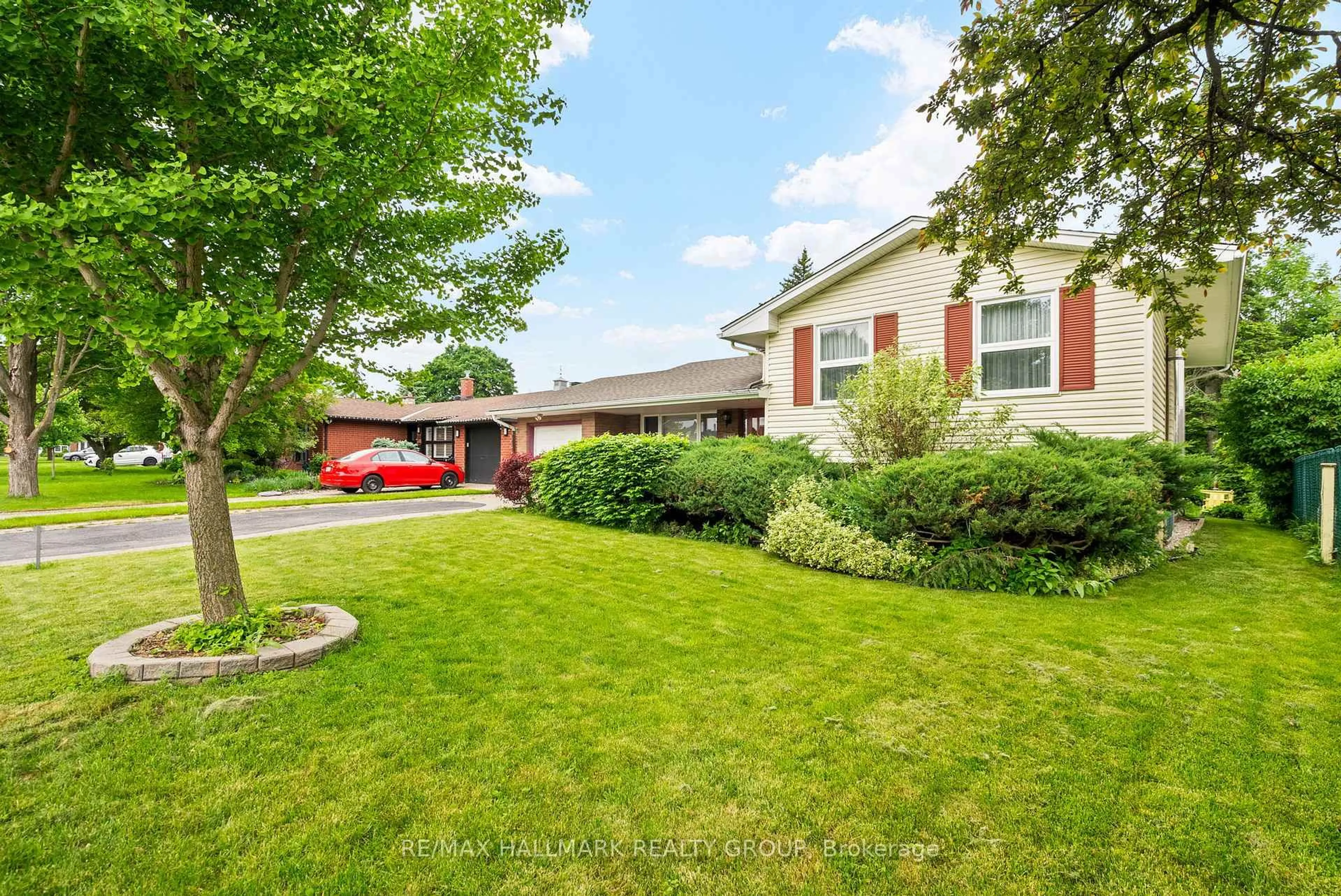 Unknown for 2143 Hubbard Cres, Ottawa Ontario K1J 6L3