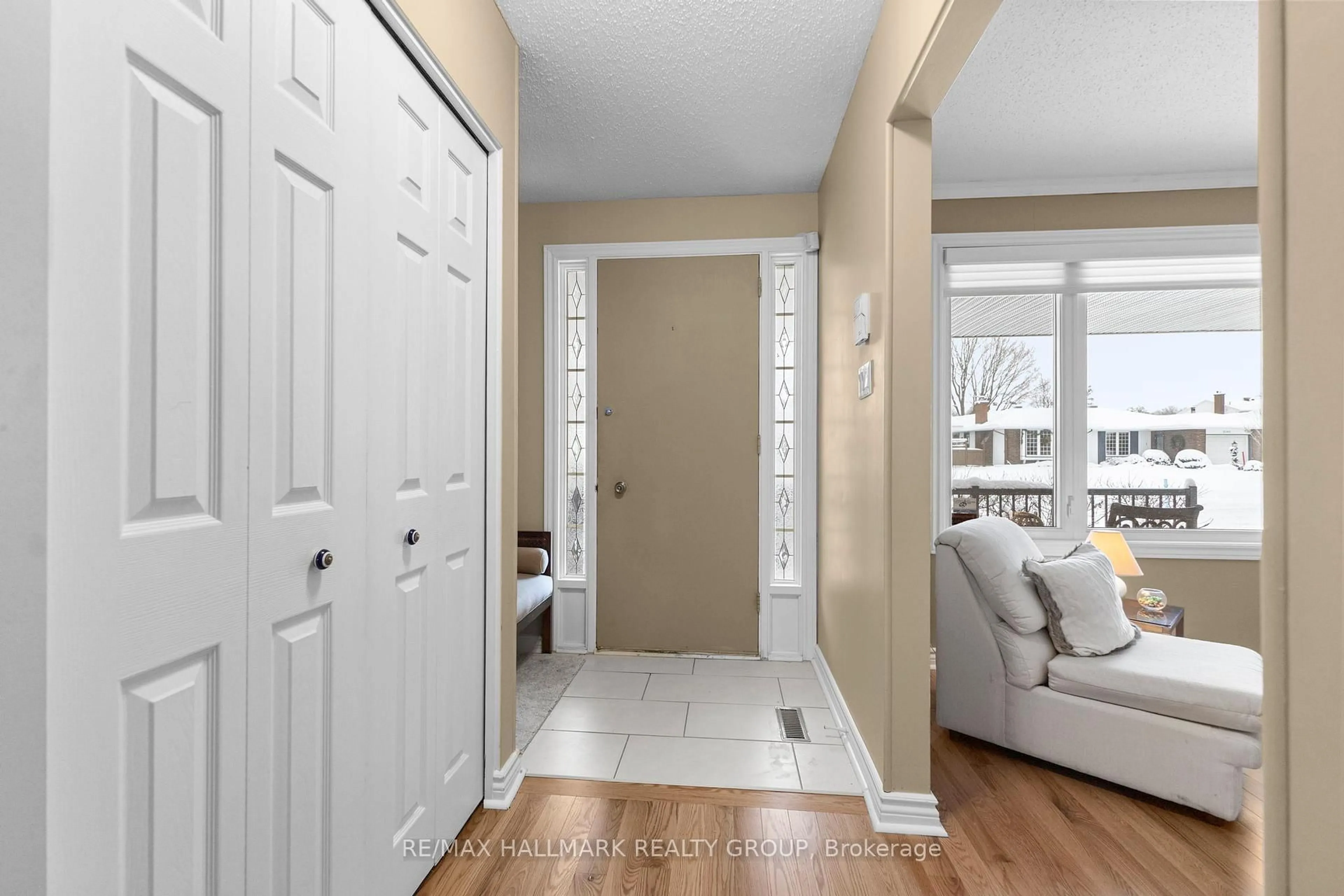 Indoor entryway for 2143 Hubbard Cres, Ottawa Ontario K1J 6L3