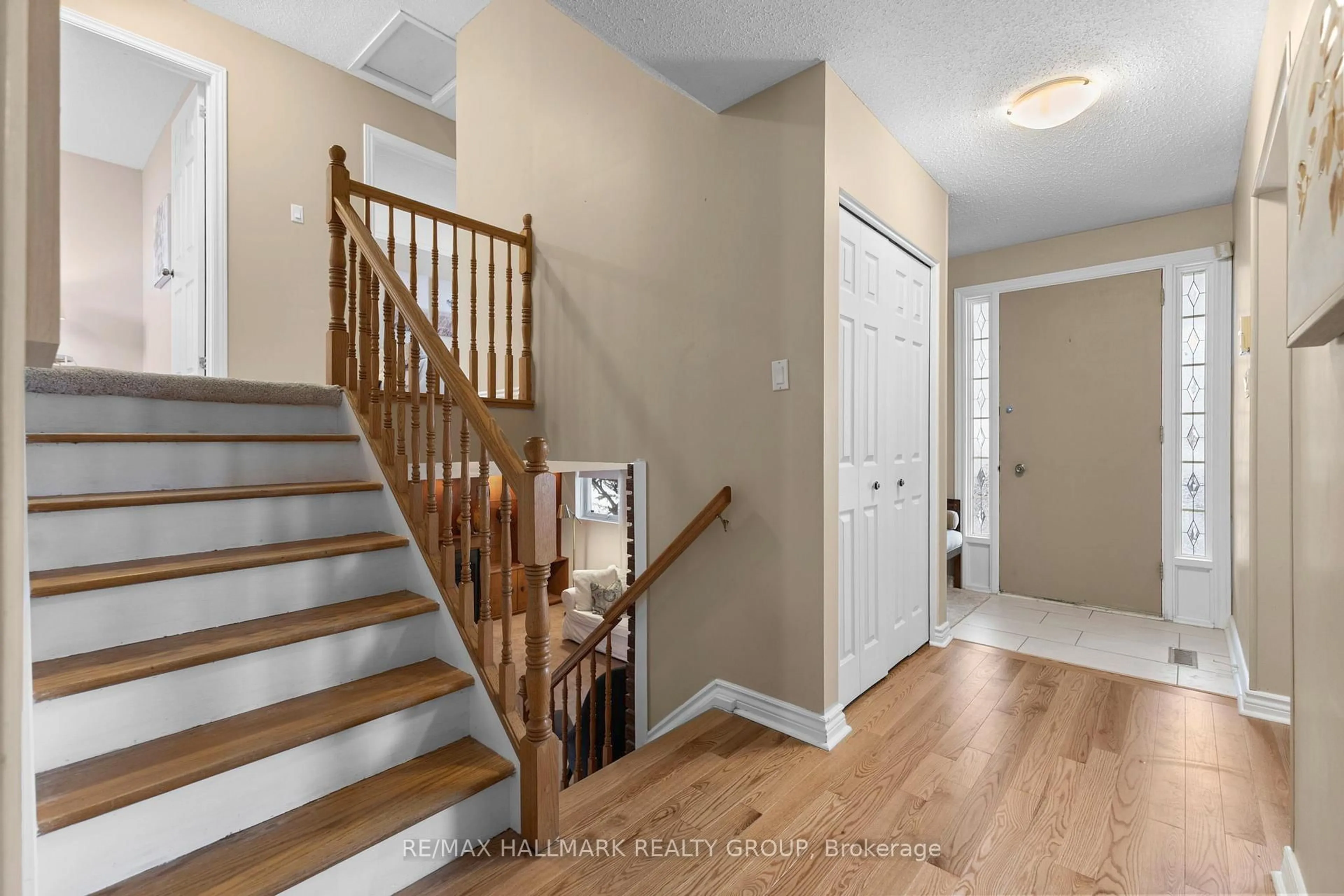 Indoor entryway for 2143 Hubbard Cres, Ottawa Ontario K1J 6L3