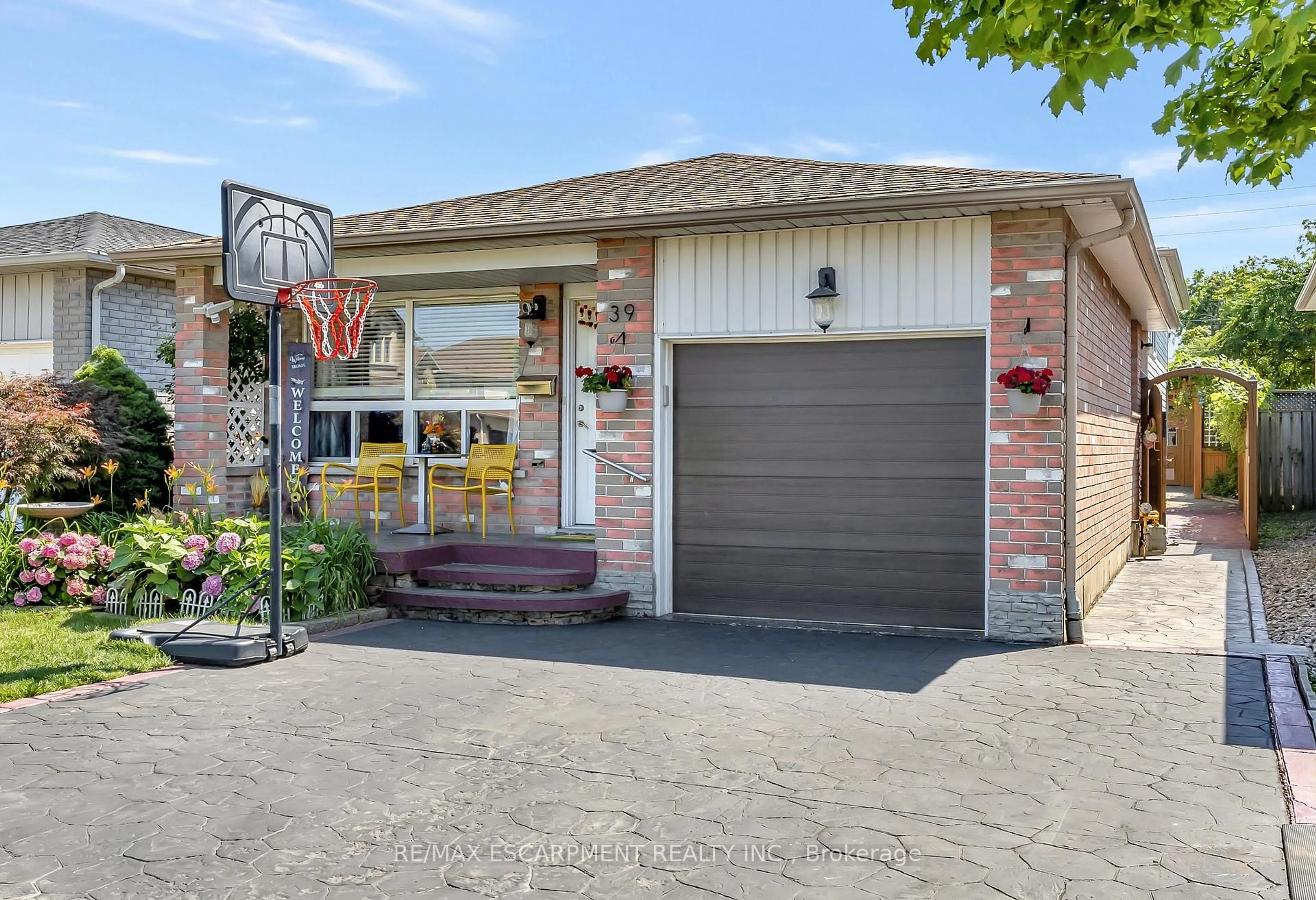 Home with brick exterior material, street for 39 Marilyn Crt, Hamilton Ontario L9B 2T5