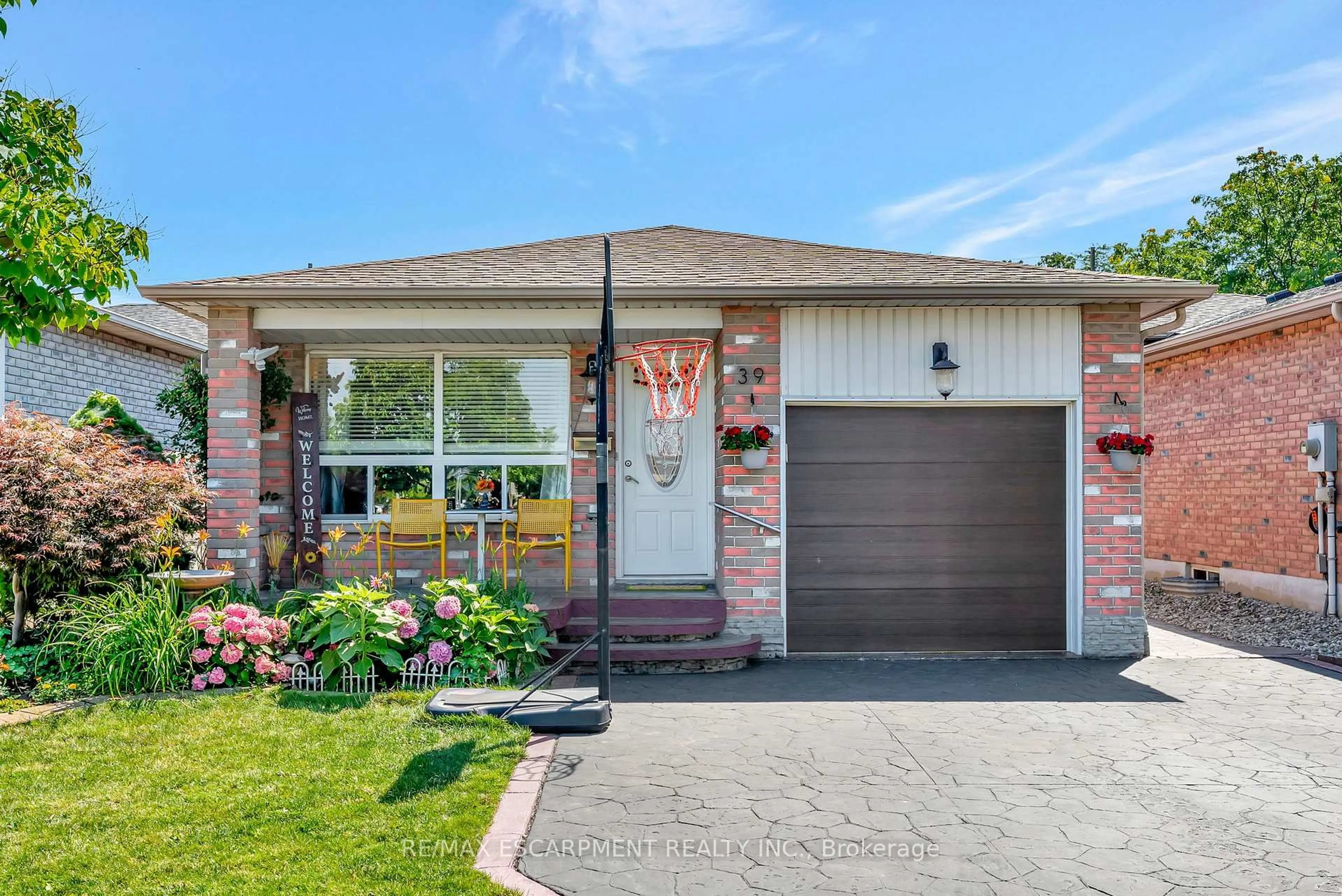 Home with brick exterior material, street for 39 Marilyn Crt, Hamilton Ontario L9B 2T5