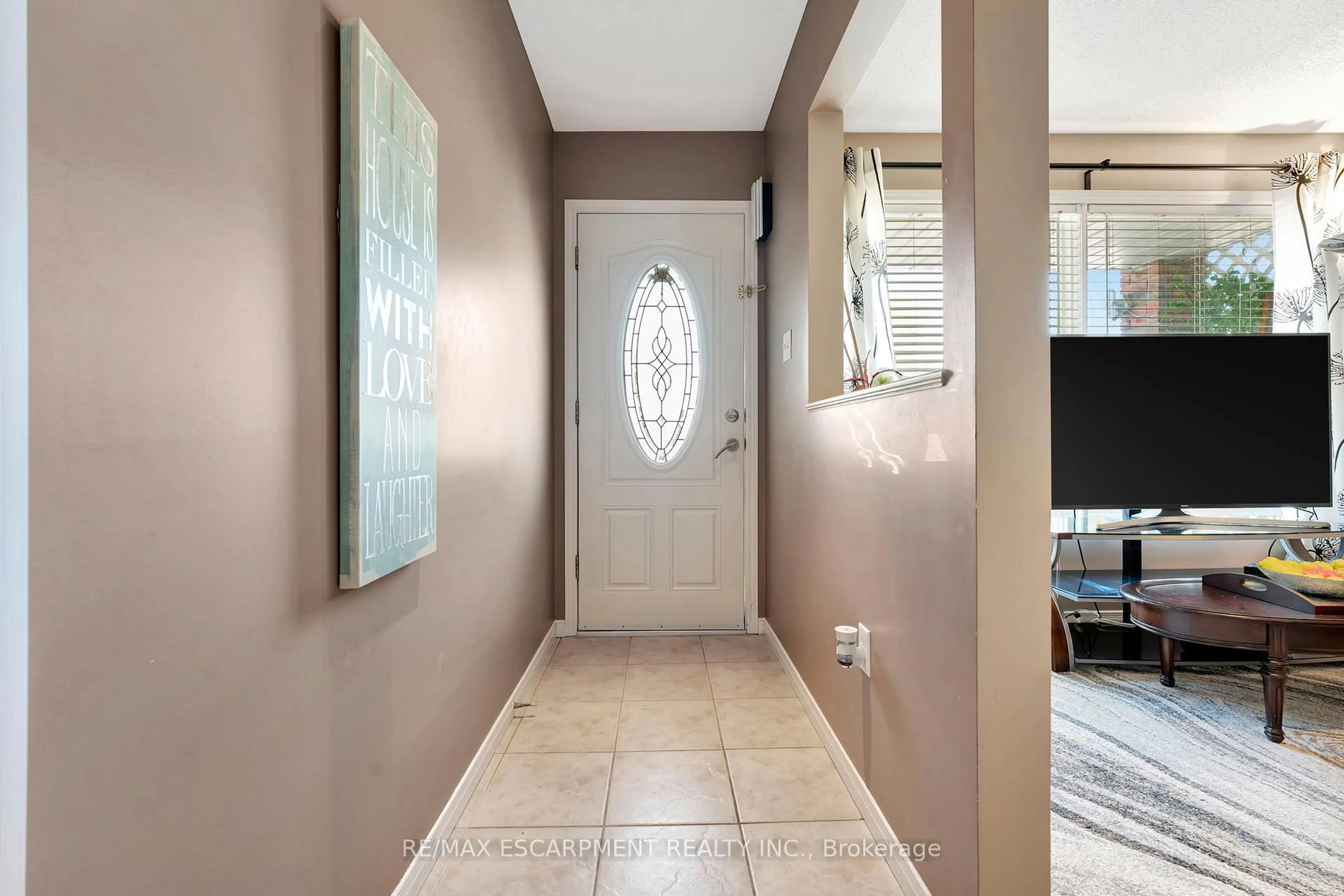 Indoor entryway for 39 Marilyn Crt, Hamilton Ontario L9B 2T5