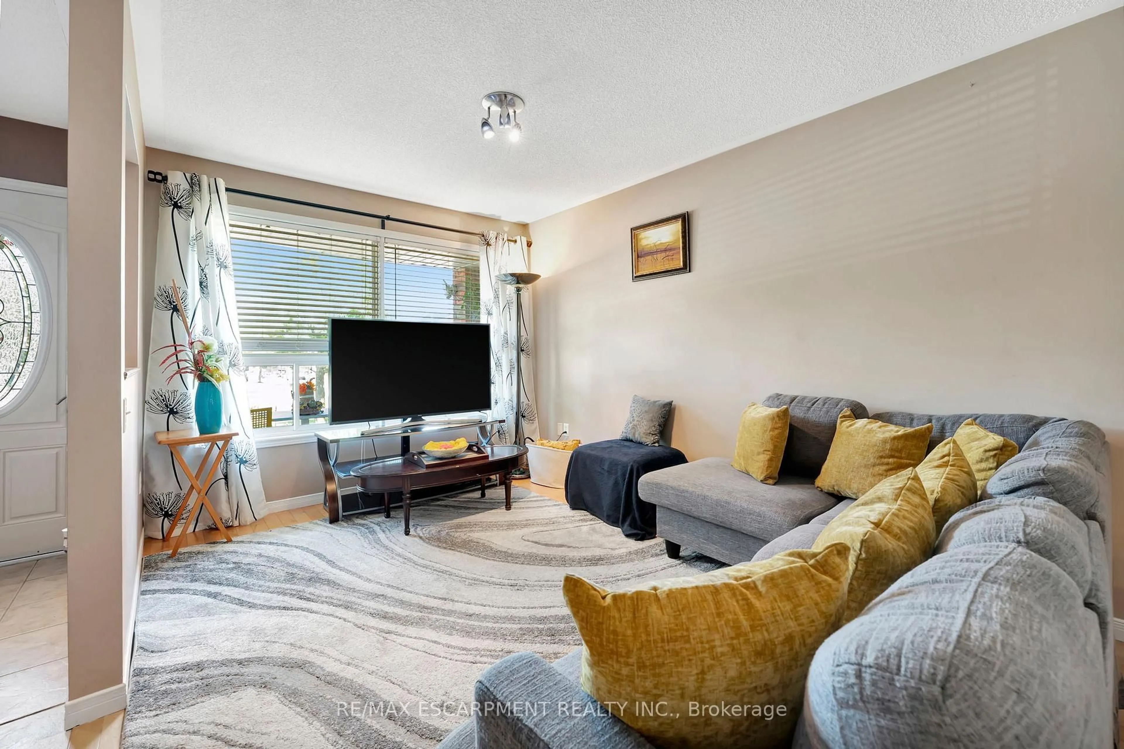 Living room with furniture, unknown for 39 Marilyn Crt, Hamilton Ontario L9B 2T5