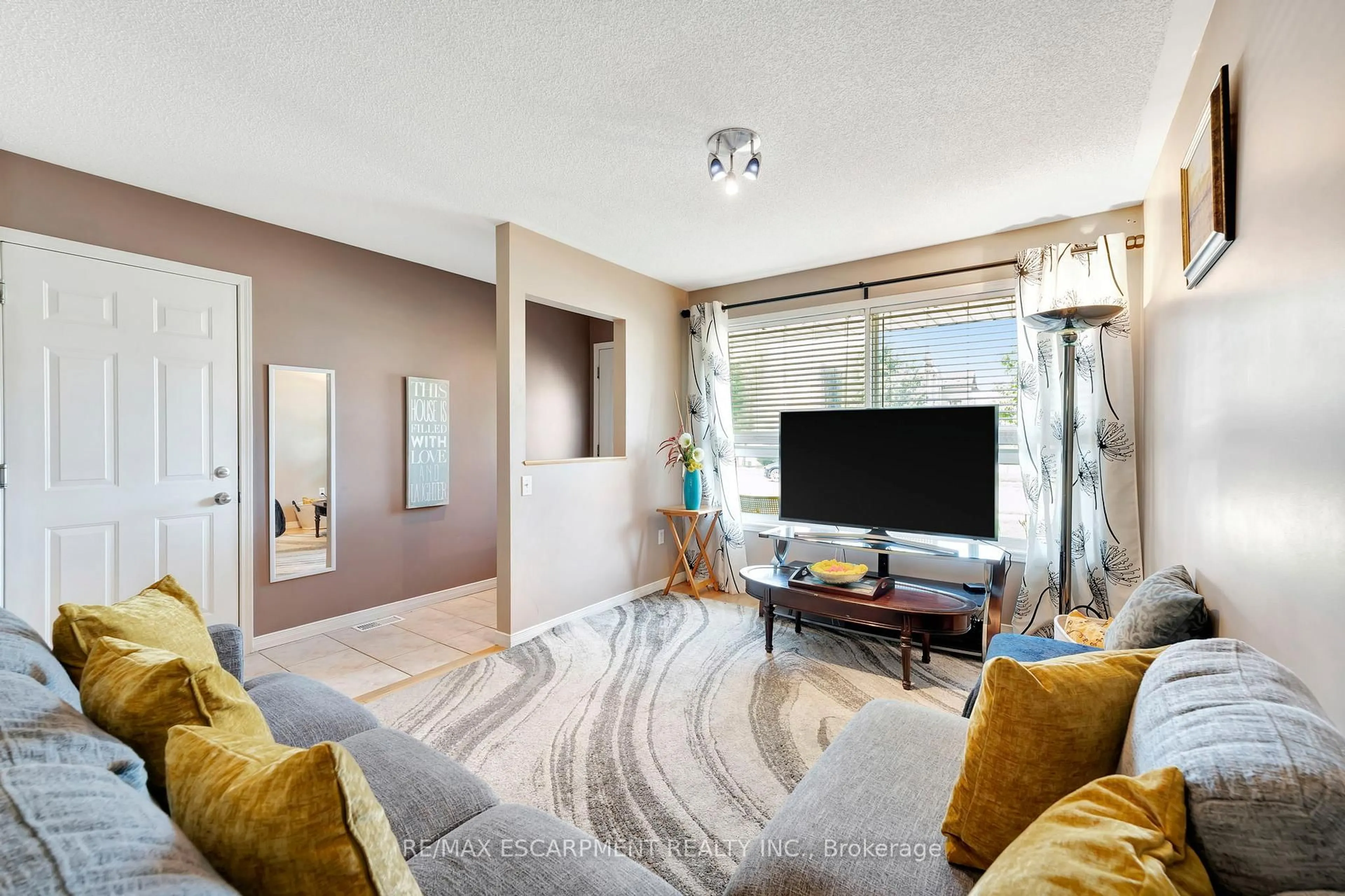 Living room with furniture, unknown for 39 Marilyn Crt, Hamilton Ontario L9B 2T5